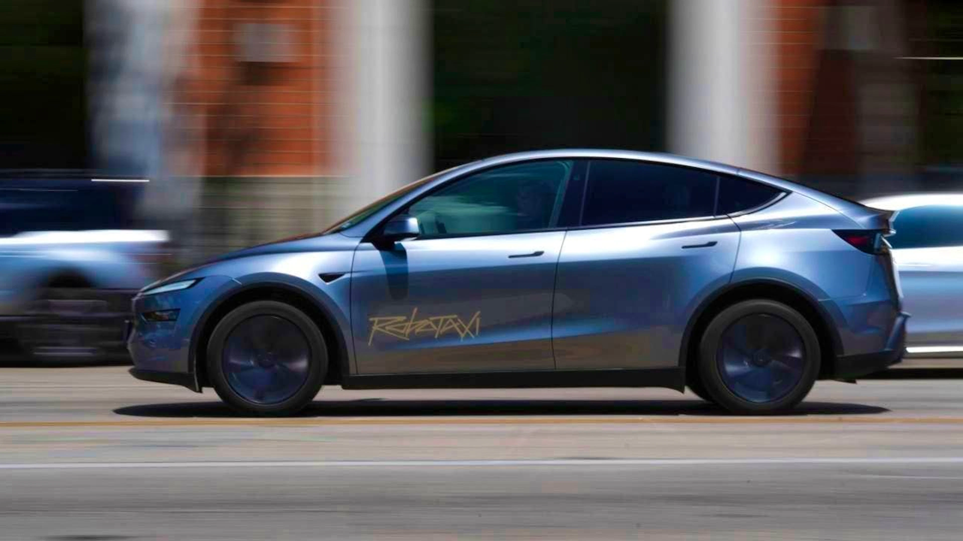 According to Tesla boss Elon Musk, autonomous driving is the future of Tesla. The car manufacturer's first robotaxi service is being launched with a small number of cars and escorts.