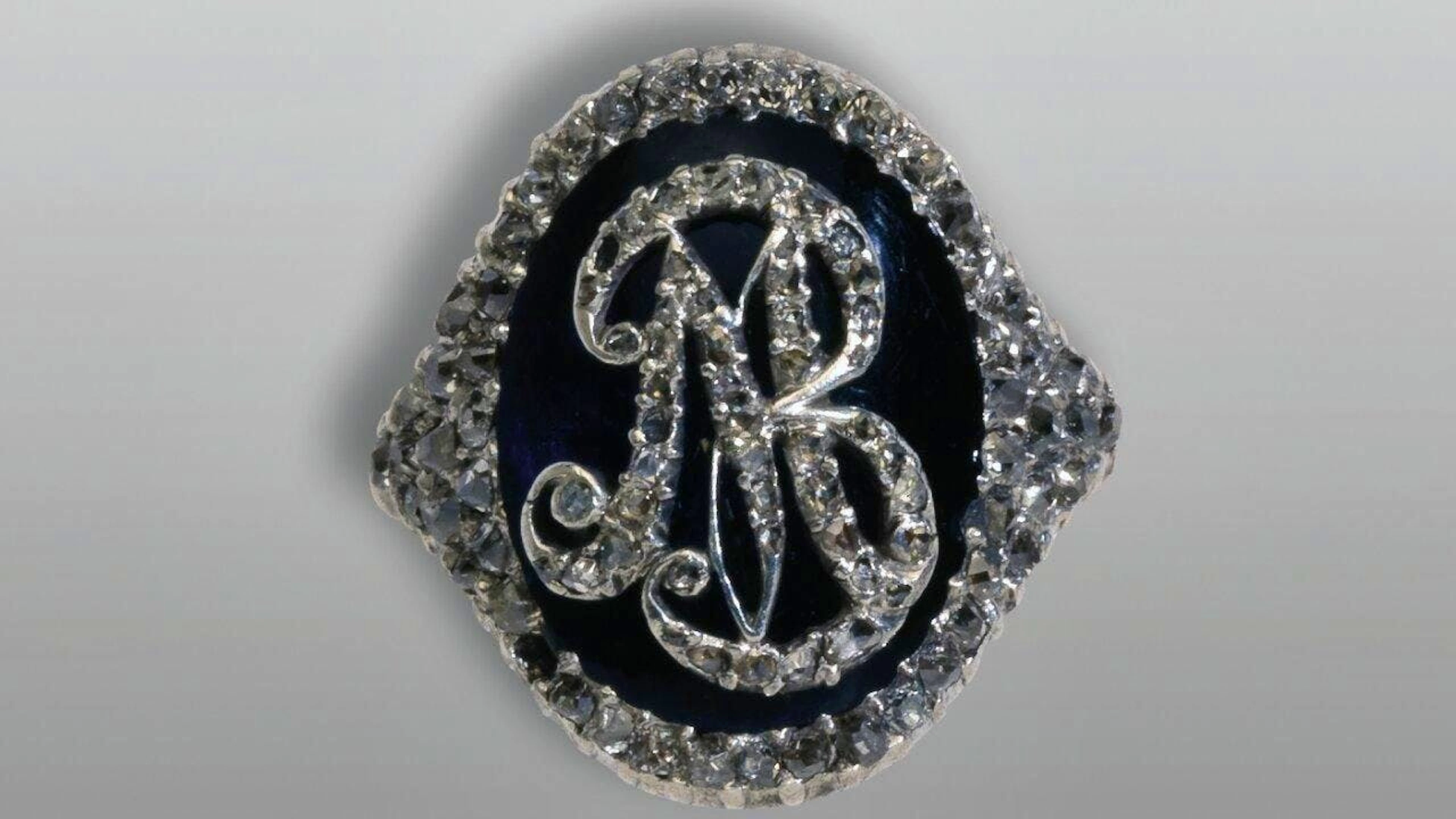 La bague volée était à l'orgine une broche offerte par le tsar Alexande Ier à son hôte bâloise en 1814.