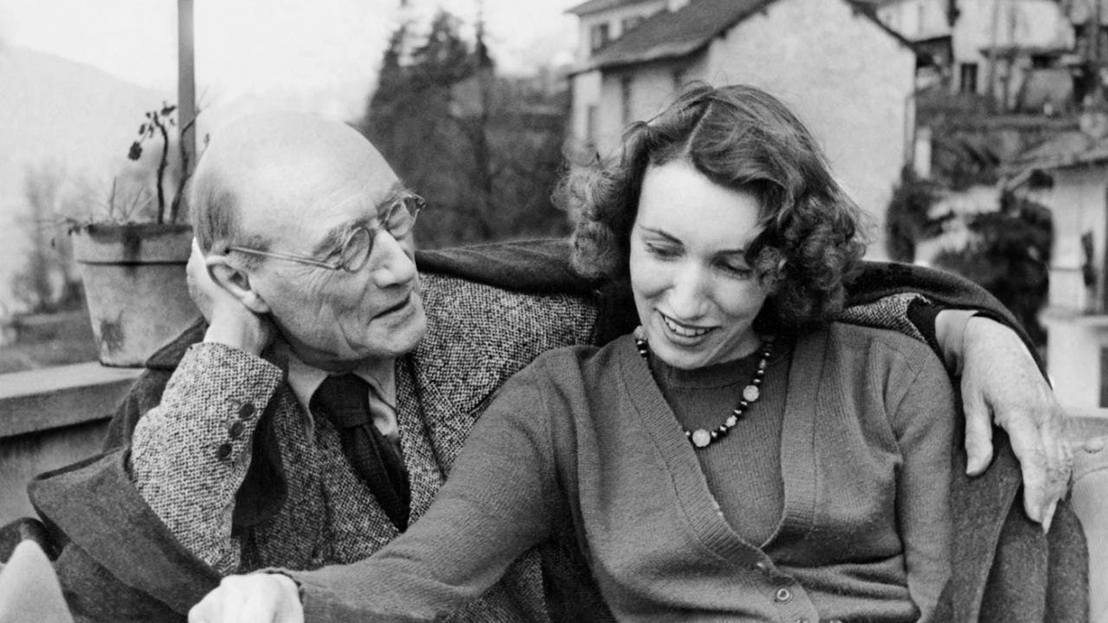 Lo scrittore francese André Gide con la figlia Catherine Gide (1923-2013) ad Ascona, fotografati nell'aprile del 1947.