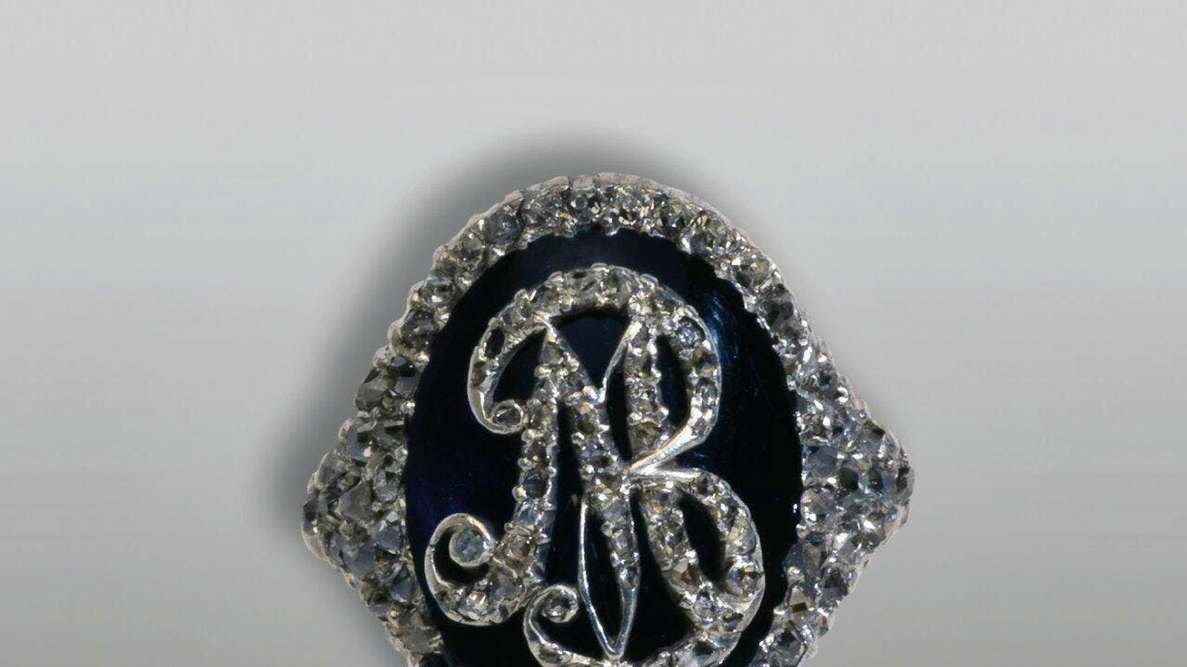 Dieser historische Damenfingerring ist im Haus zum Kirschgarten in Basel entwendet worden.