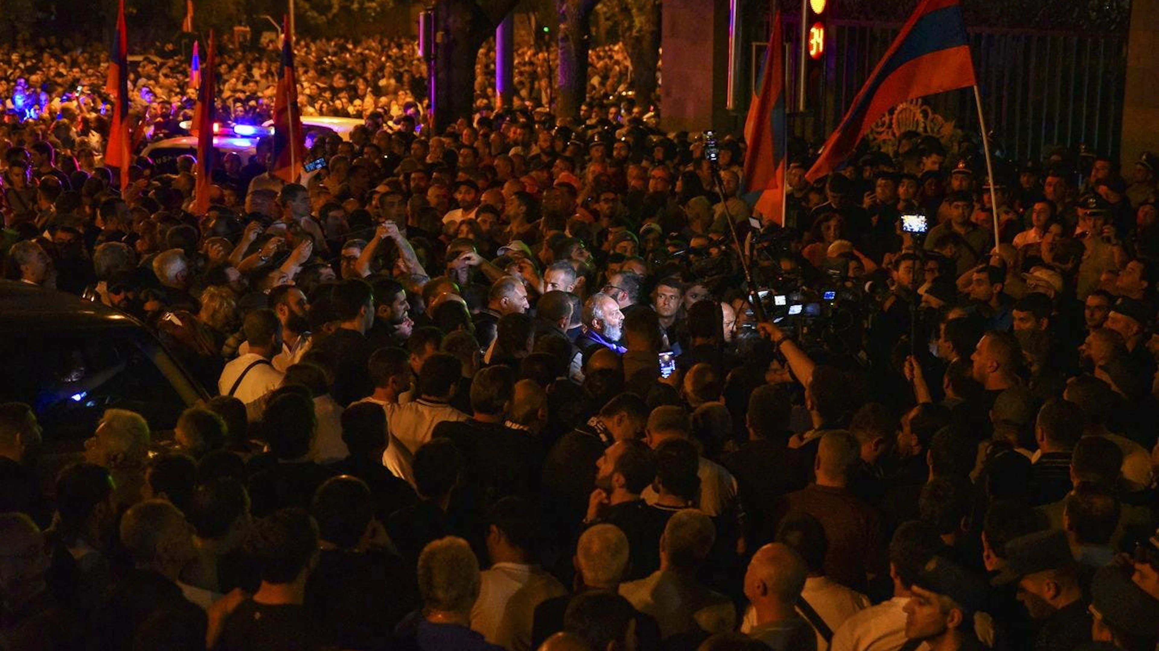 L’archevêque de l’Église apostolique arménienne pour le diocèse de Tavush, dans le nord-est de l’Arménie, Bagrat Galstanian, (au centre), s’adresse à ses partisans lors d’un rassemblement contre le Premier ministre Nikol Pachinian, à Erevan, en Arménie, le 9 juin 2024.