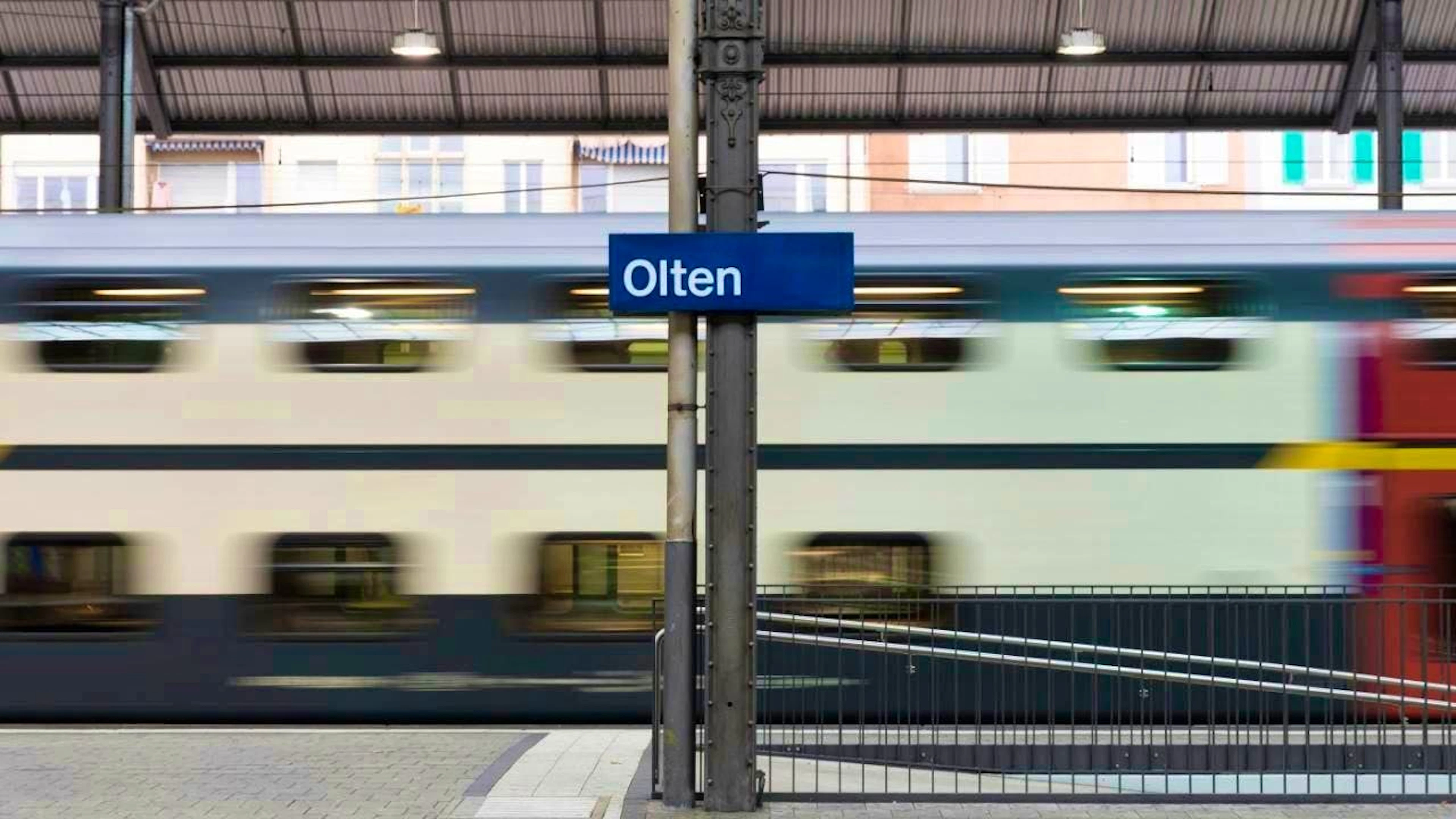 Anyone wishing to travel from Zurich to Olten on Monday morning must expect delays.