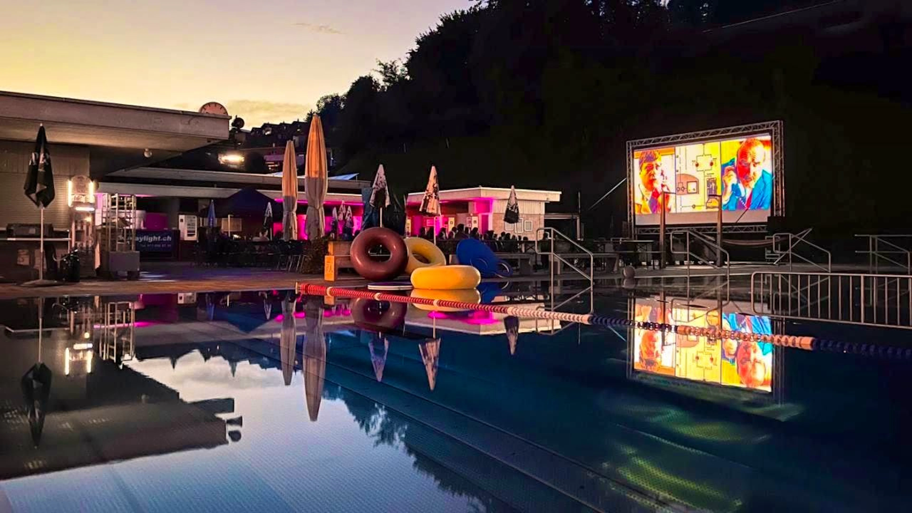 Watching films in the water at sunset, as in the Badikino Ebnat-Kappel: this is just one of the options offered by open-air cinemas. Cinema in the open air is also possible against a mountain backdrop or in a city garden.
