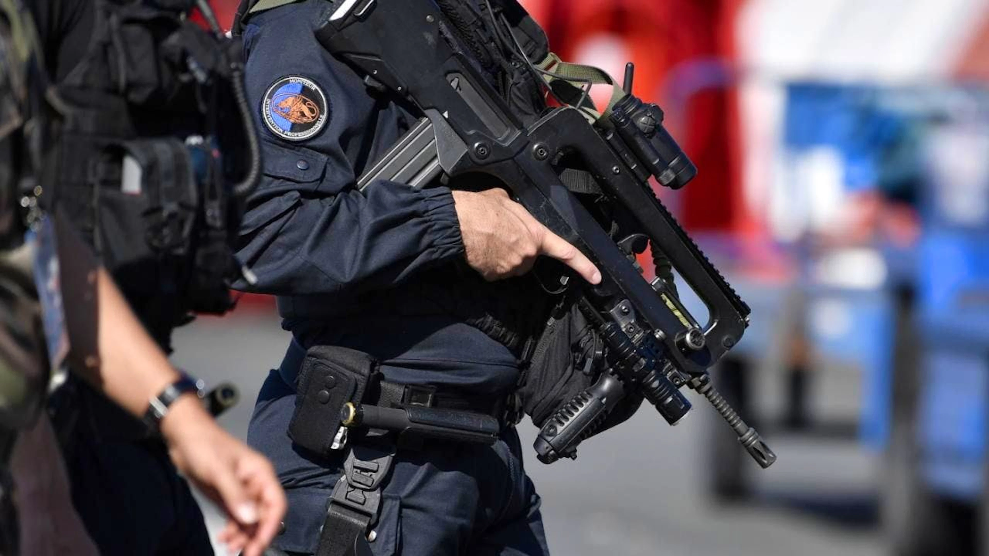 Les forces de l'ordre ont été confrontées à ce qui est apparu comme un go-fast, un transport de drogue à tombeau ouvert dans une grosse cylindrée (Pgoto prétexte).