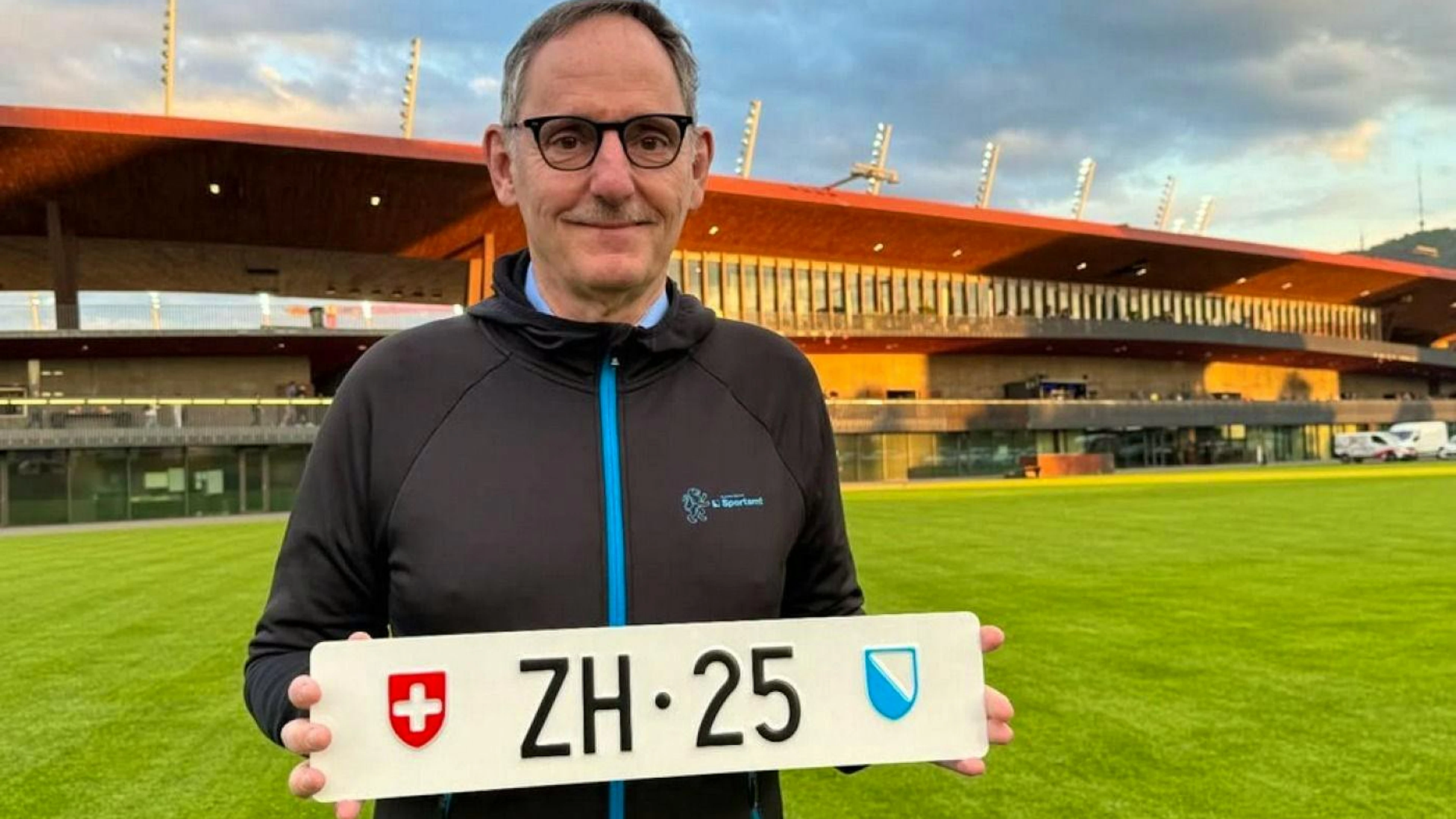 Der Kanton Zürich versteigerte das Nummernschild «ZH 25». Hintergrund ist die Frauenfussball-EM. Im Bild Sicherheitsdirektor Mario Fehr vor dem Letzigrund.