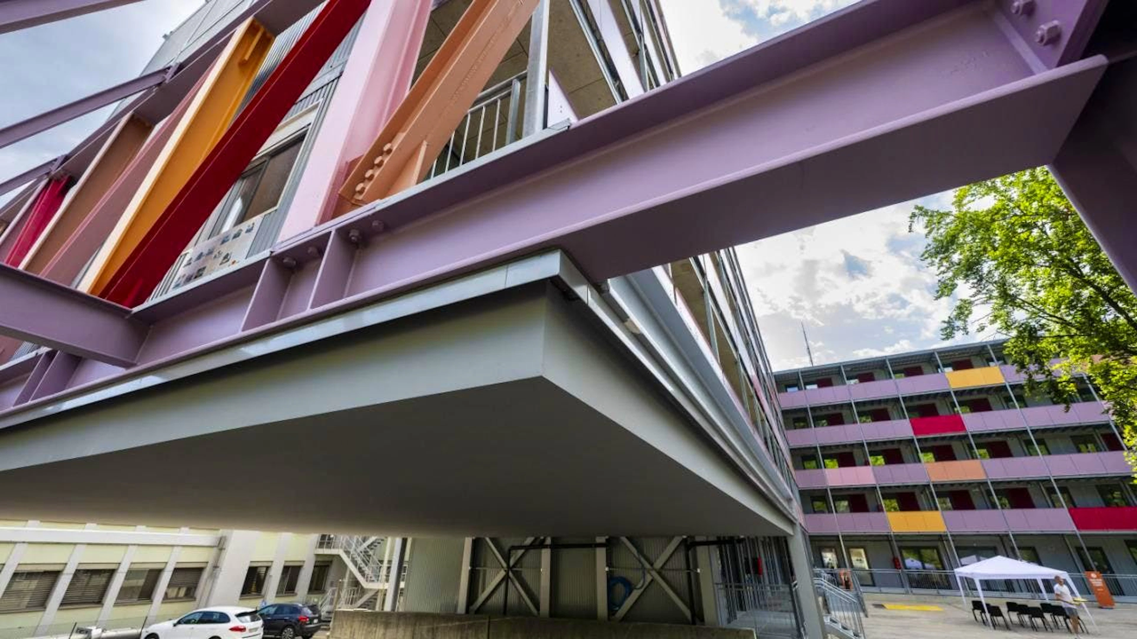 Le nouveau centre d'hébergement pour migrants d'Arve peut abriter 450 personnes. Il est composé de deux bâtiments dont l'un est fait de modules préfabriqués provenant de l'ancien site d'hébergement de l'Etoile.