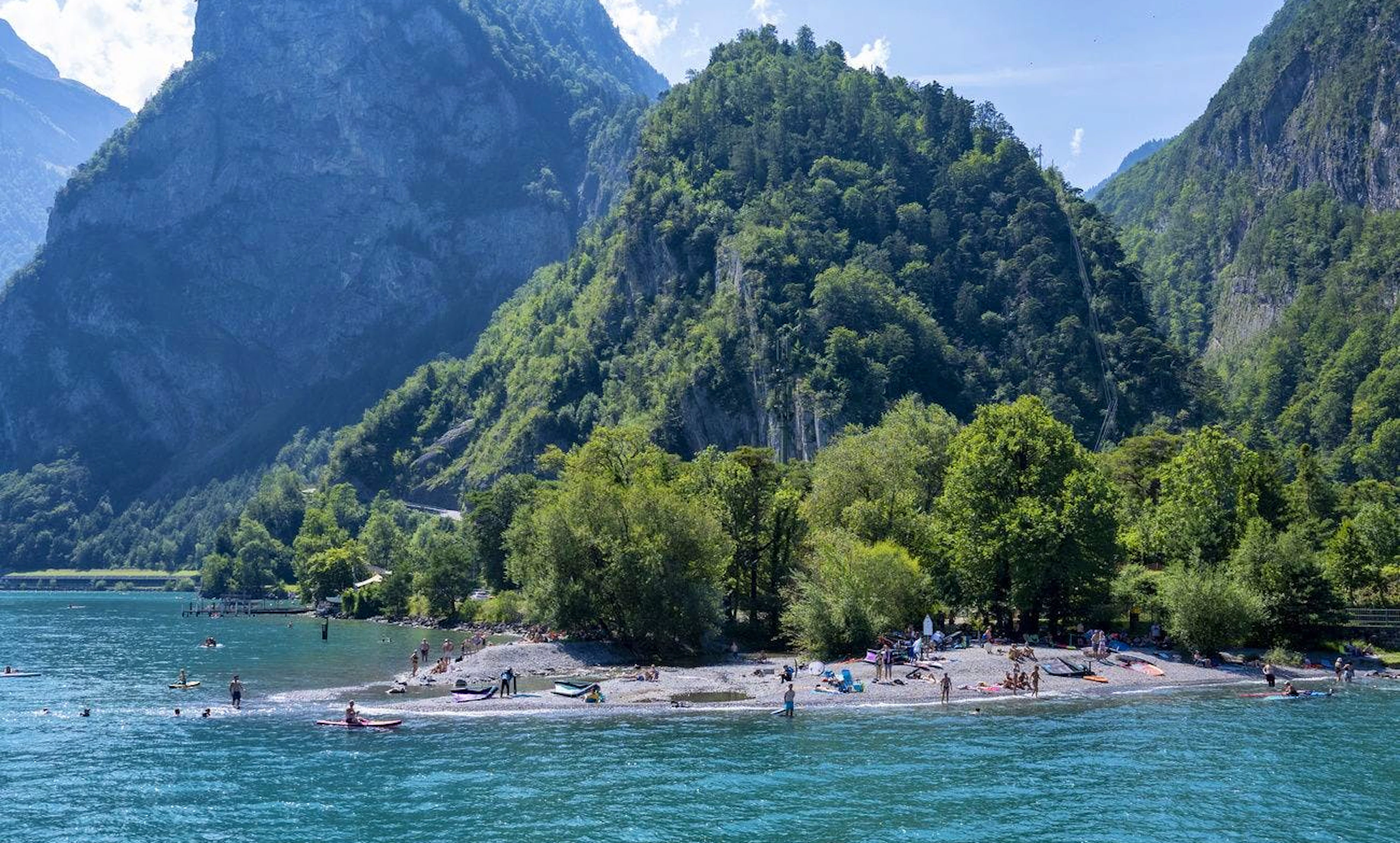 Die kiesbedeckte Landzunge sowie Badestrand in Isleten zwischen Seedorf und Bauen am Urnersee. (Symbolbild).