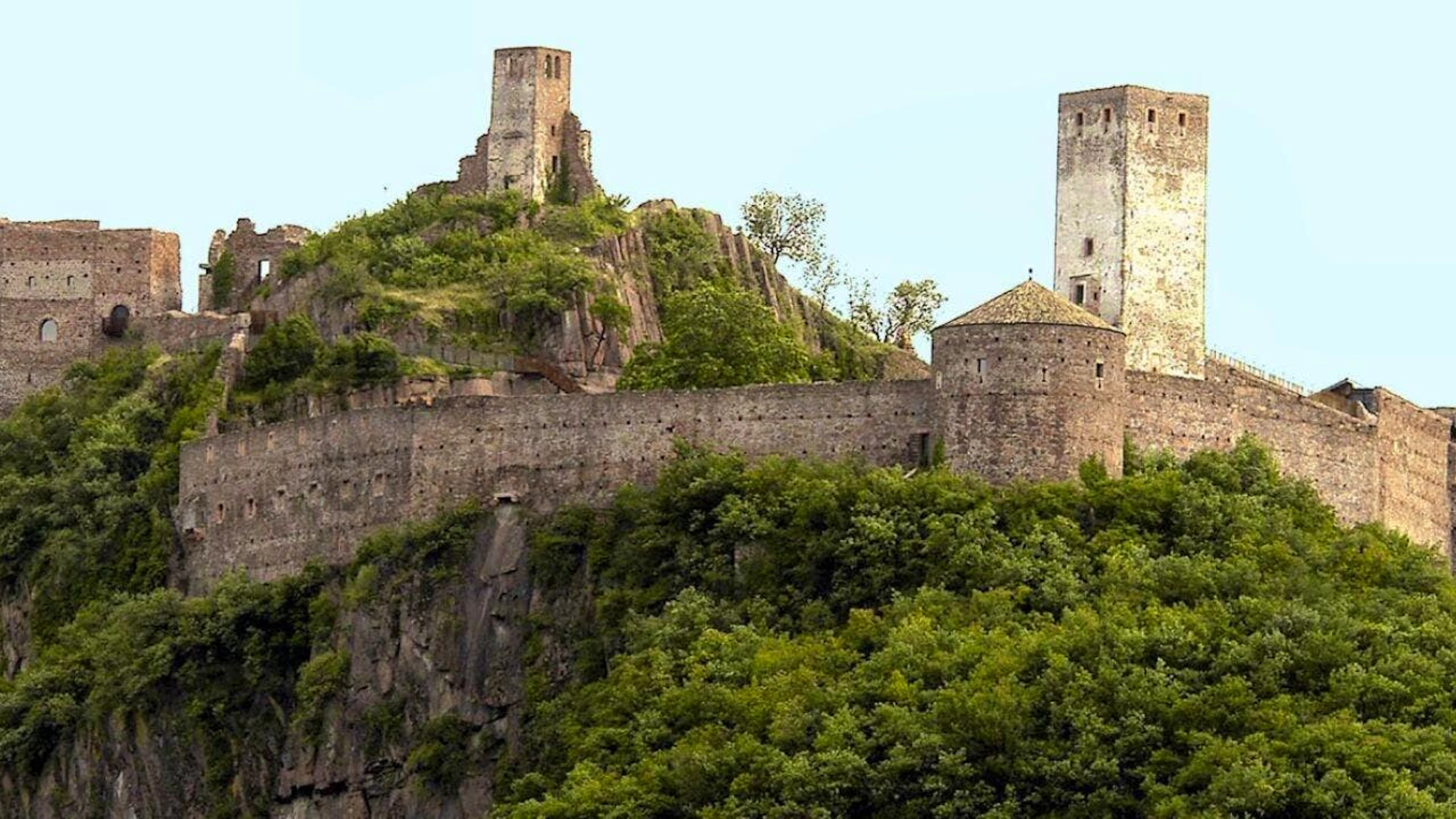 Una veduta all'alba del Castel Firmiano, situato a sudovest di Bolzano