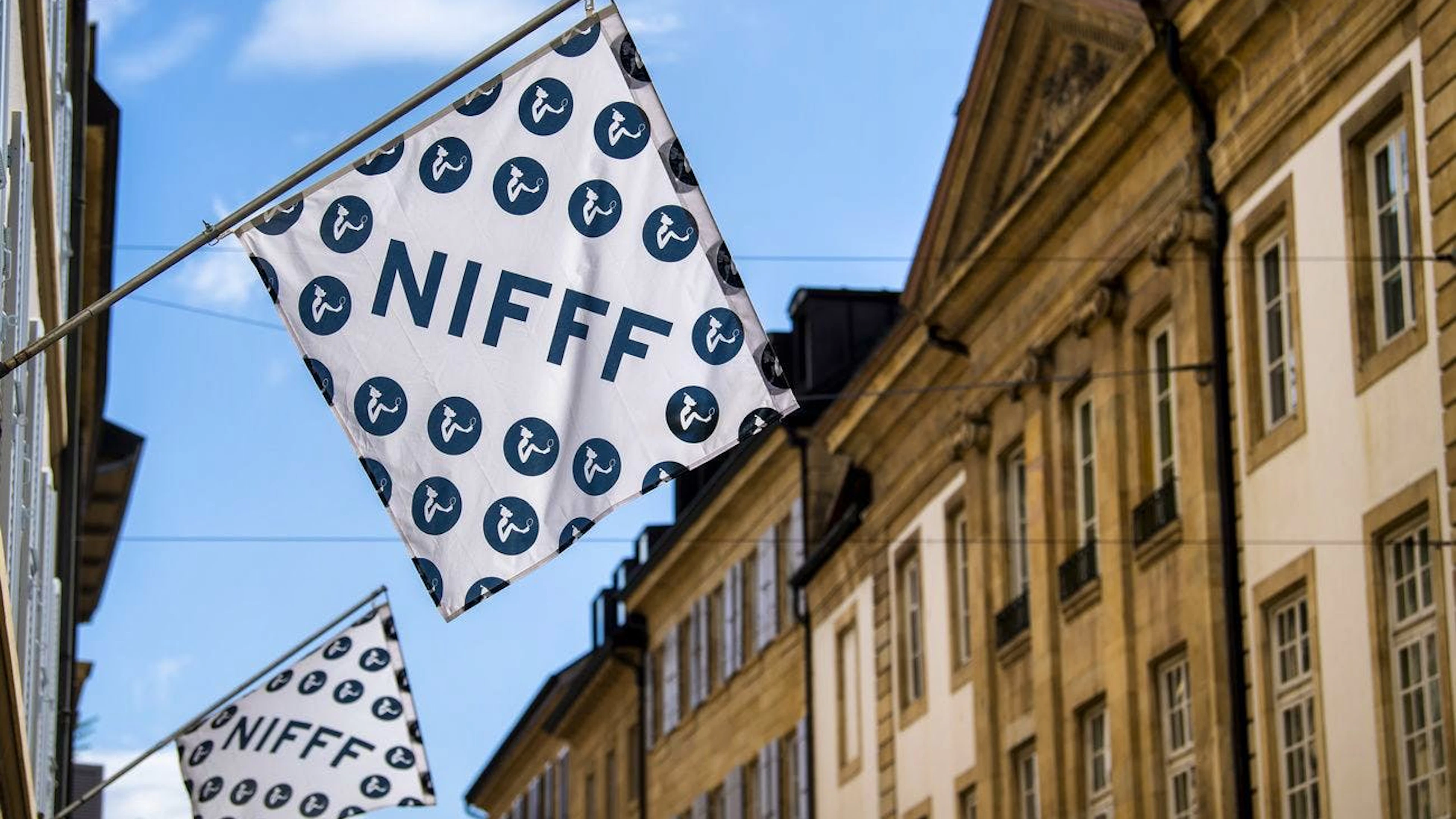 Une vue sur des drapeaux du festival NIFFF, Neuchatel International Fantastique Film Festival, le vendredi 9 juillet 2021 a Neuchatel. (Jean-Christophe Bott)