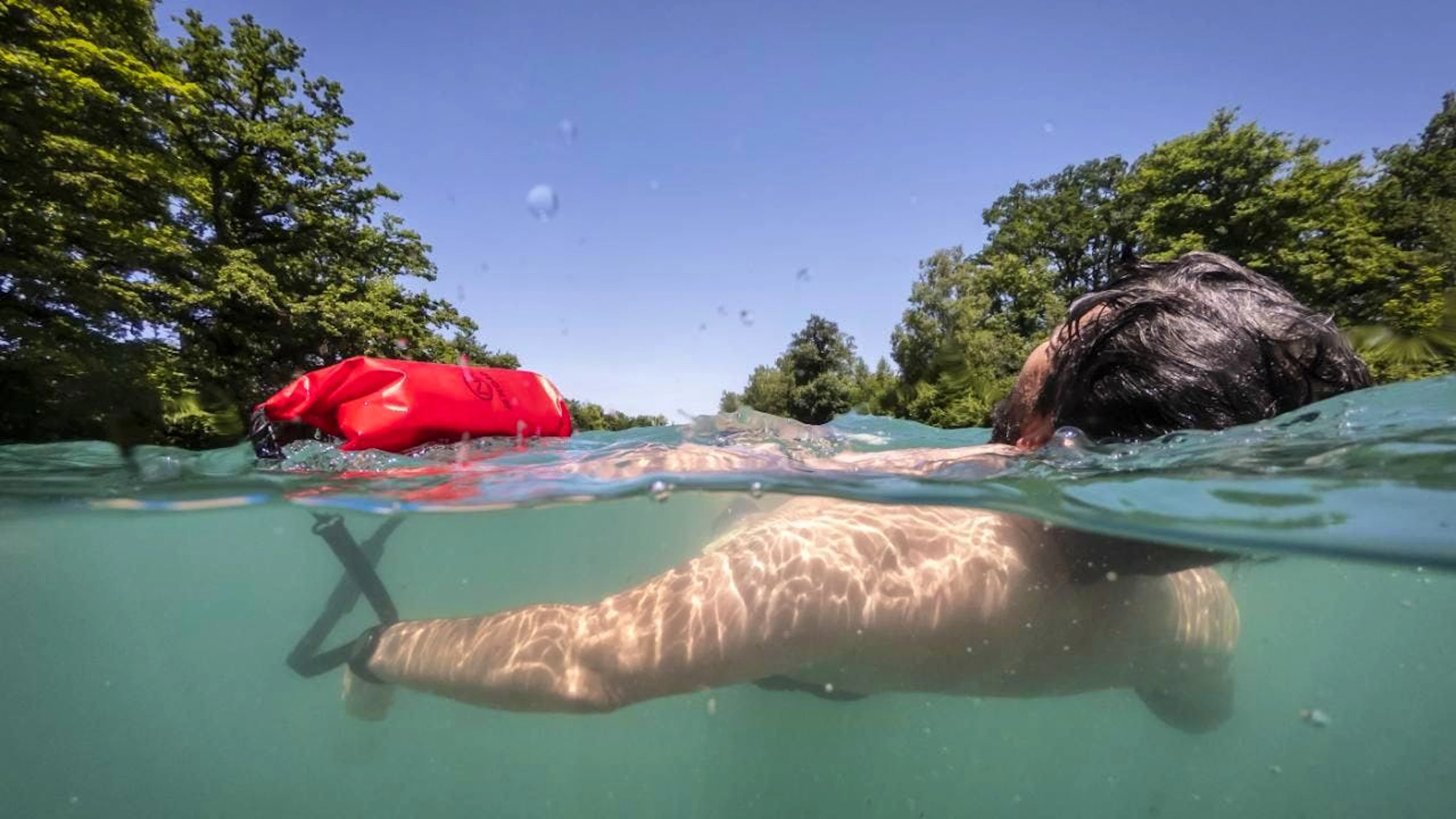 In questi giorni sempre più persone cercano un po' di frescura in acqua, come qui nella foto nel fiume Aare