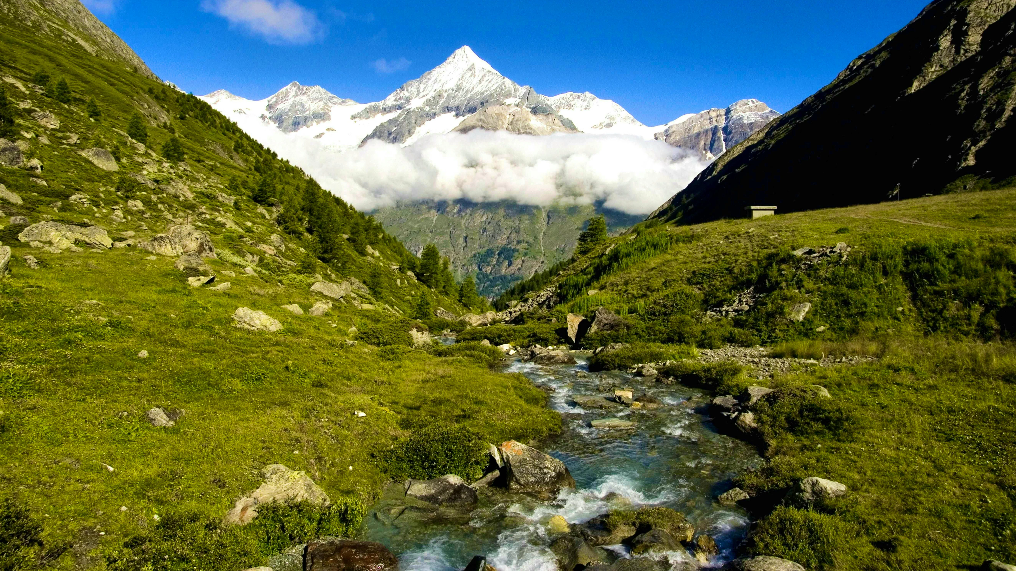 According to the police, the missing man was found on Thursday afternoon in the Täschbach, a mountain stream near Täsch VS.