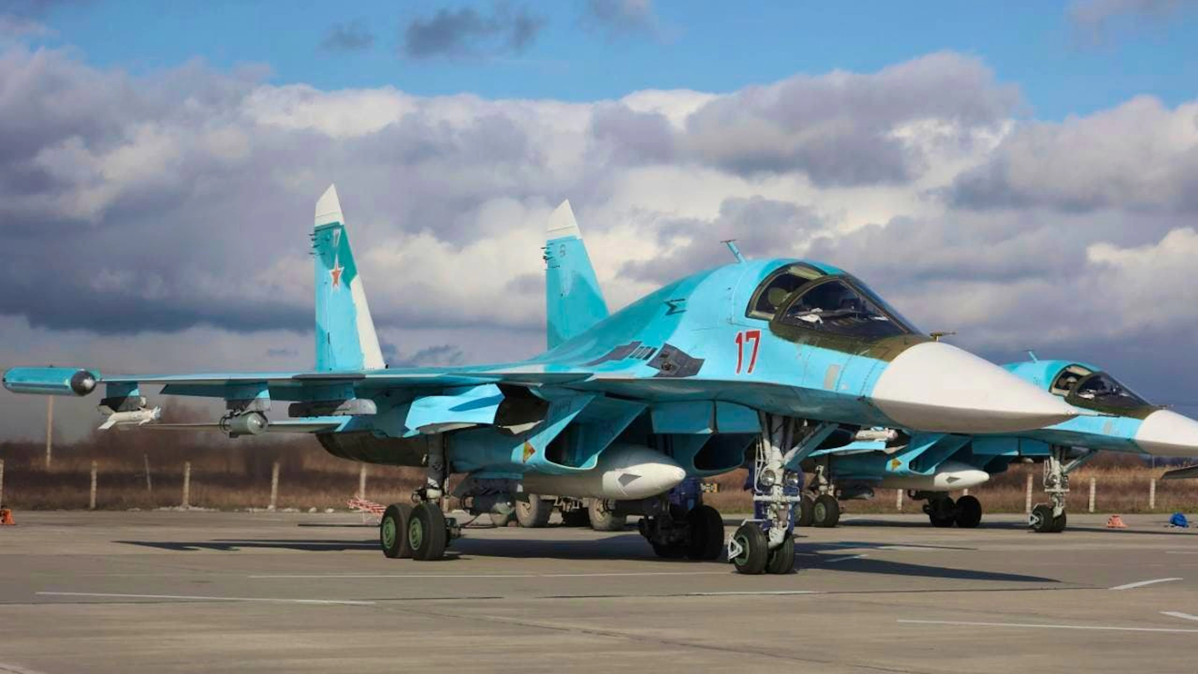 ARCHIV - Russische Suchoi Su-34 Jagdbomber parken auf einem Flugplatz (Archivbild). Foto: Vitaliy Timkiv/AP/dpa