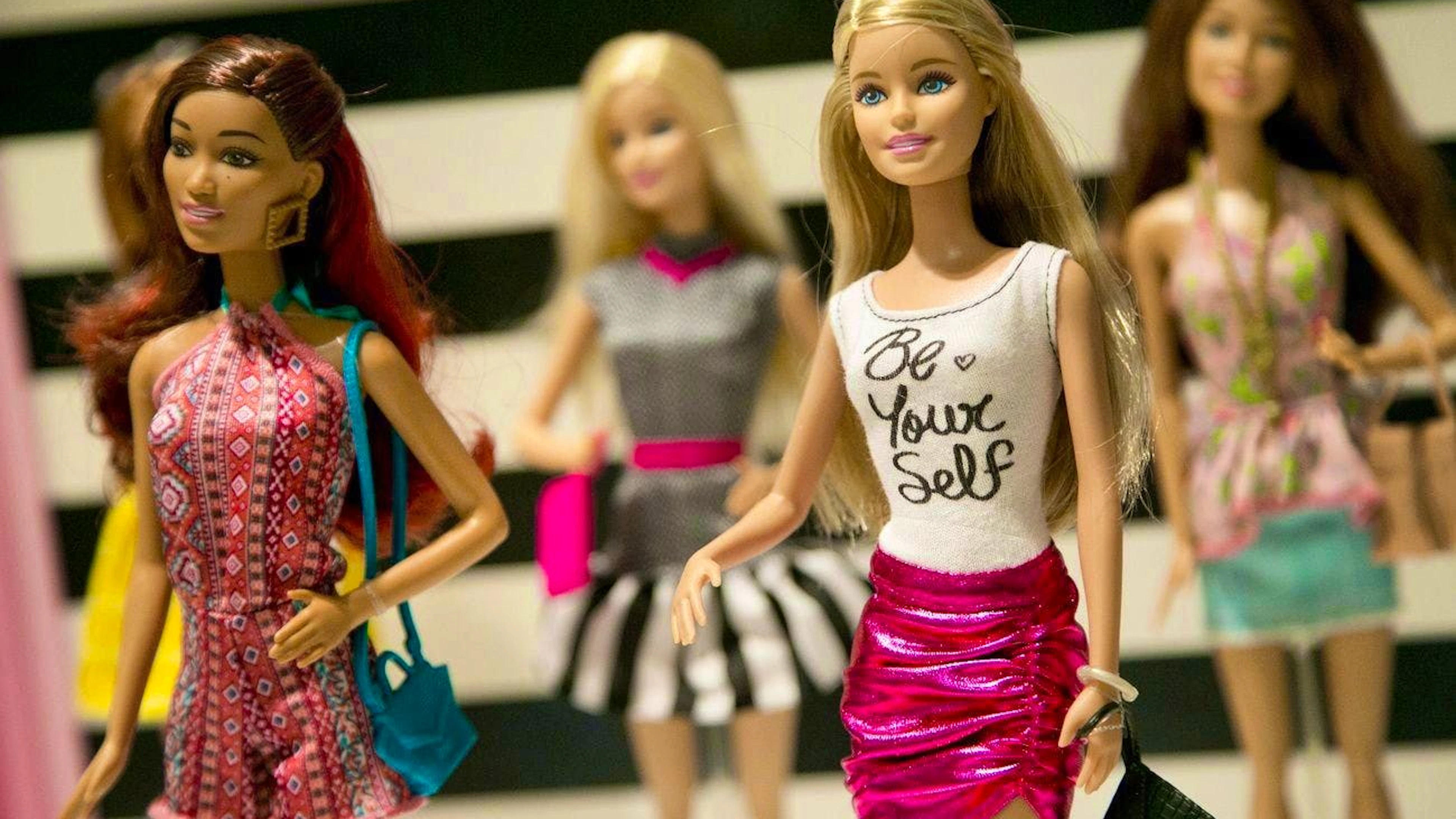 ... colleziona bambole Barbie e Ken. Ma non si tratta di bambole qualsiasi, gli piacciono le edizioni speciali. Possiede bambole di Beyoncé, Lindsay Lohan e Marilyn Monroe.