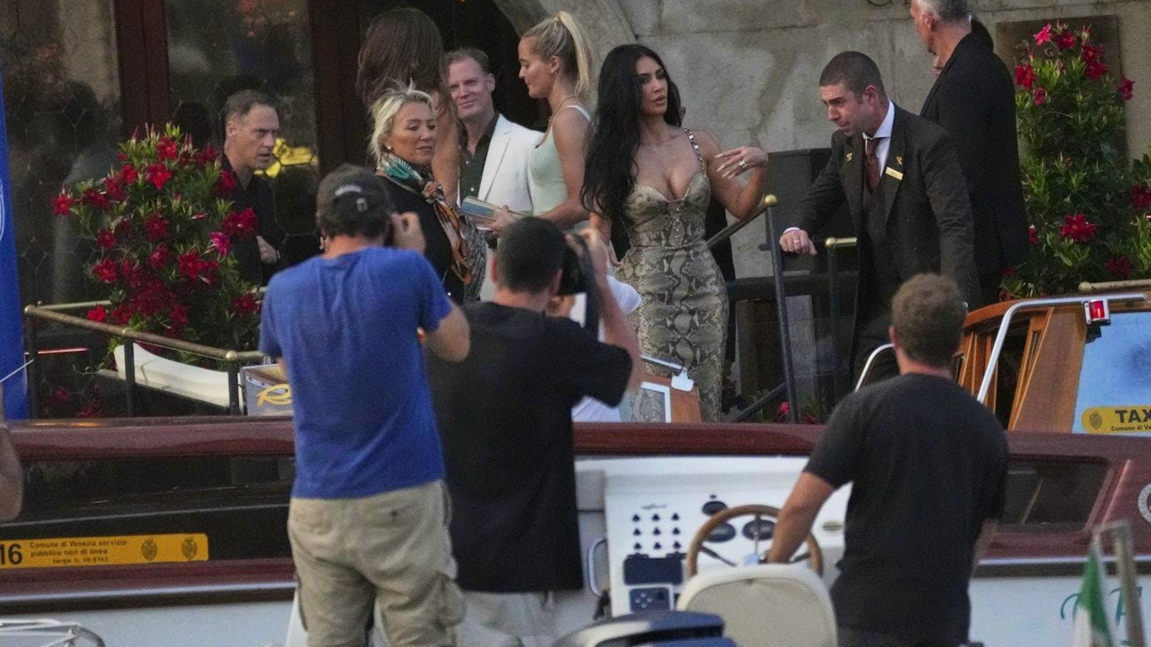Fotografen und Fotografinnen halten die Ankunft der Kardashians auf dem Schiff fest.&nbsp;