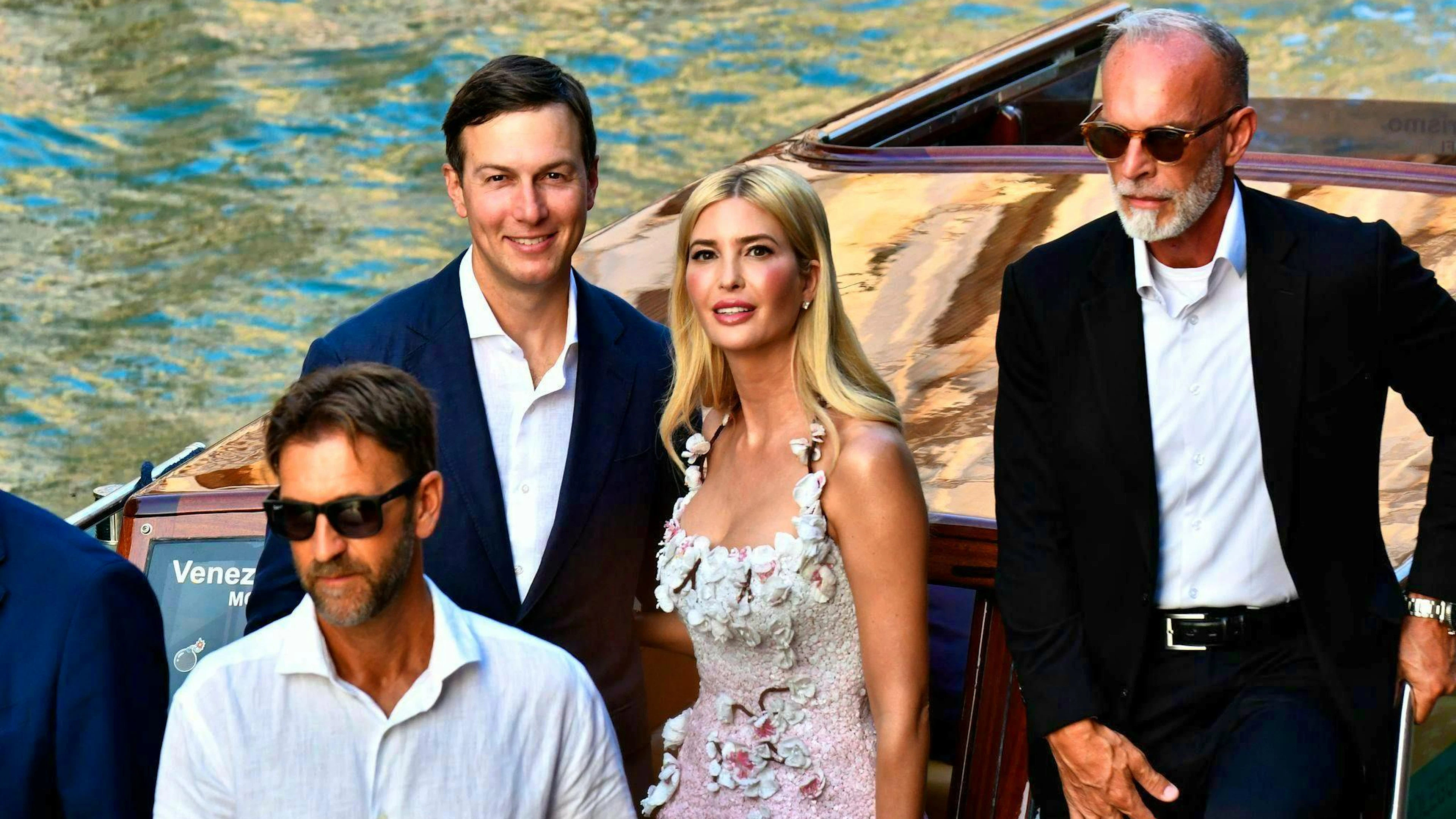 ... la fille du président américain Ivanka Trump et son mari Jared Kushner (à gauche).