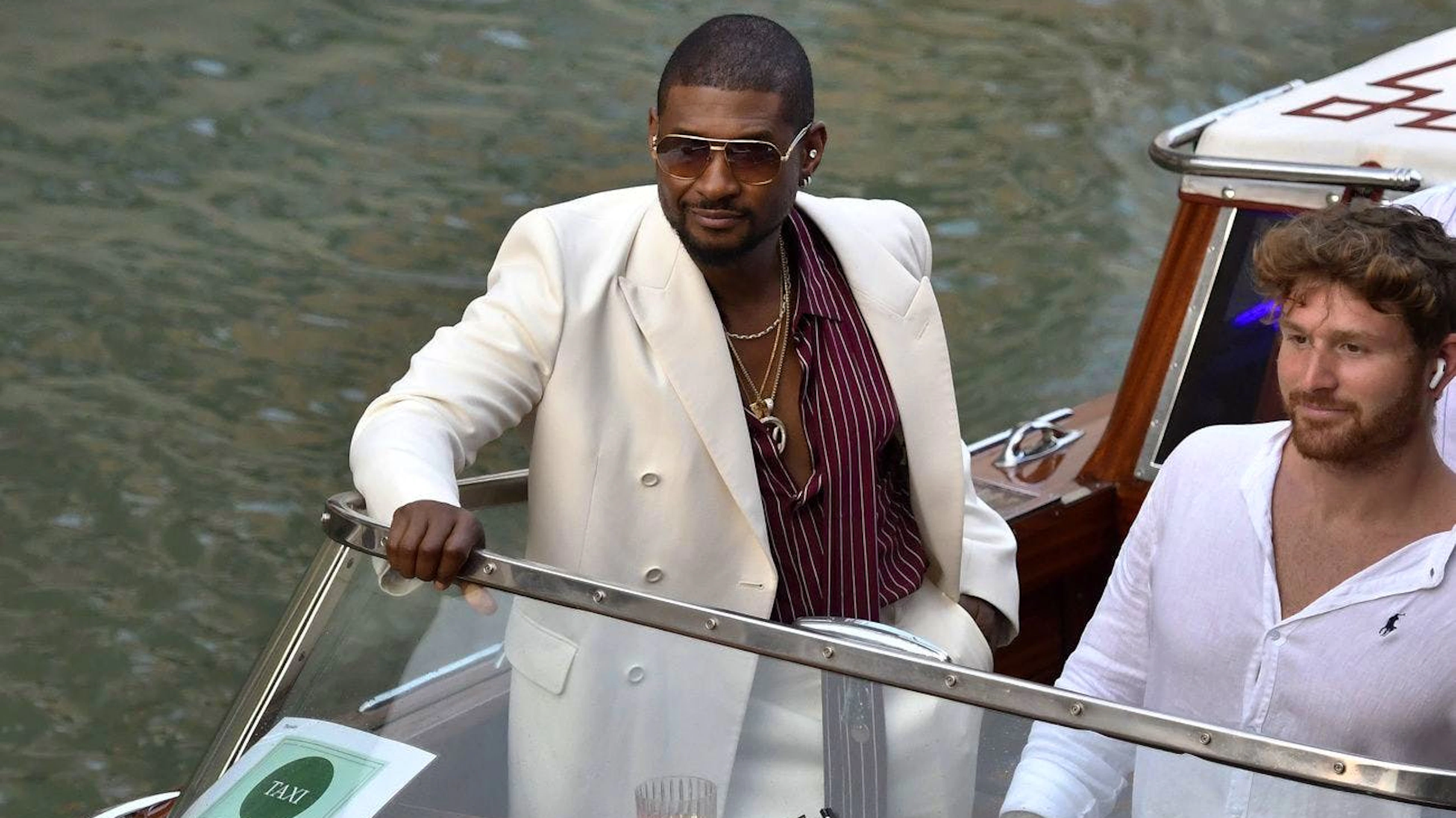 Auch der&nbsp;US-Sänger und -Schauspieler Usher pflügte am Donnerstag durch Venedigs Kanäle, auf dem Weg zur Bezos-Sánchez-Hochzeit.