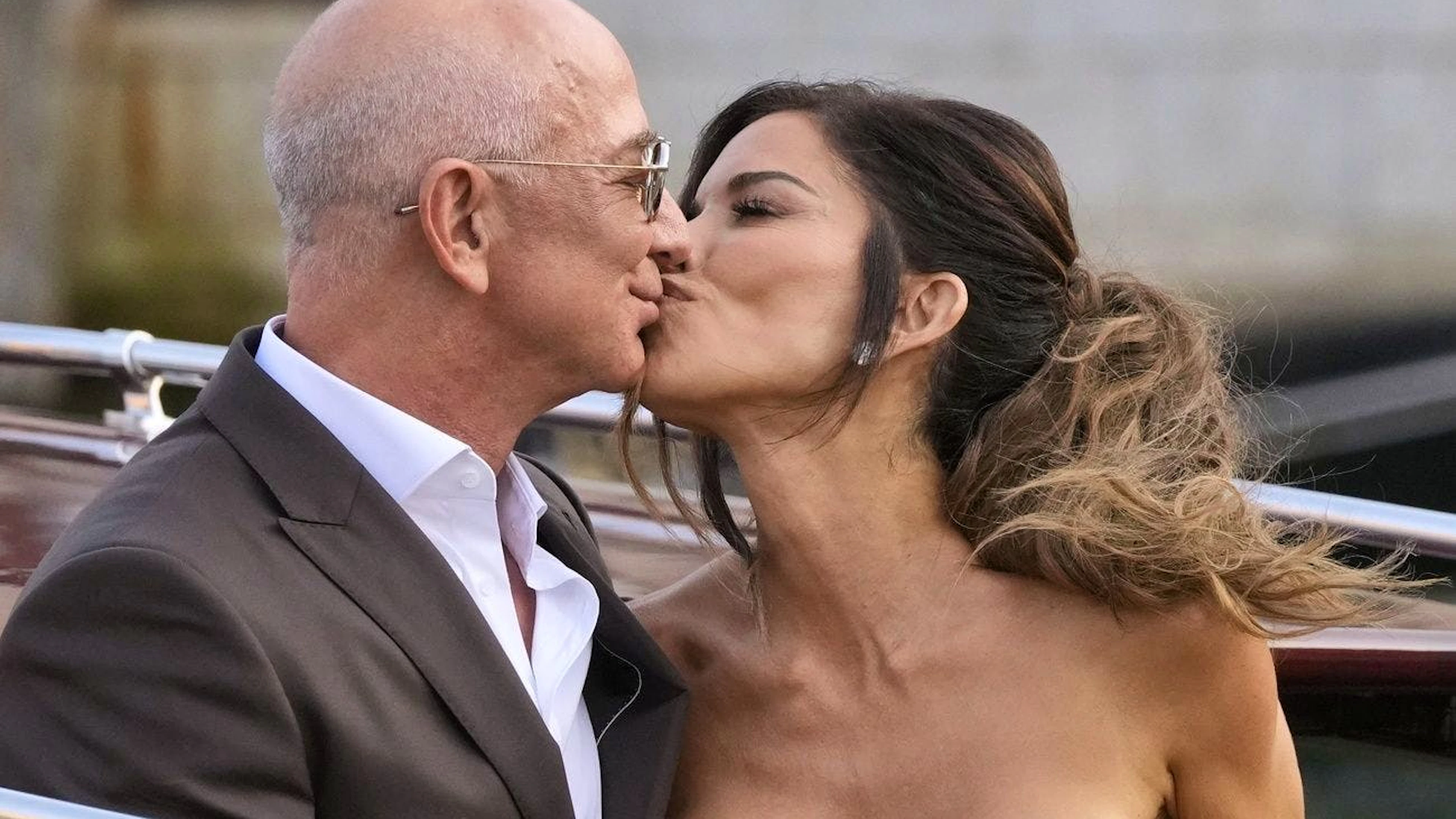 Ein Kuss im Wassertaxi: Jeff Bezos und Lauren Sánchez.
