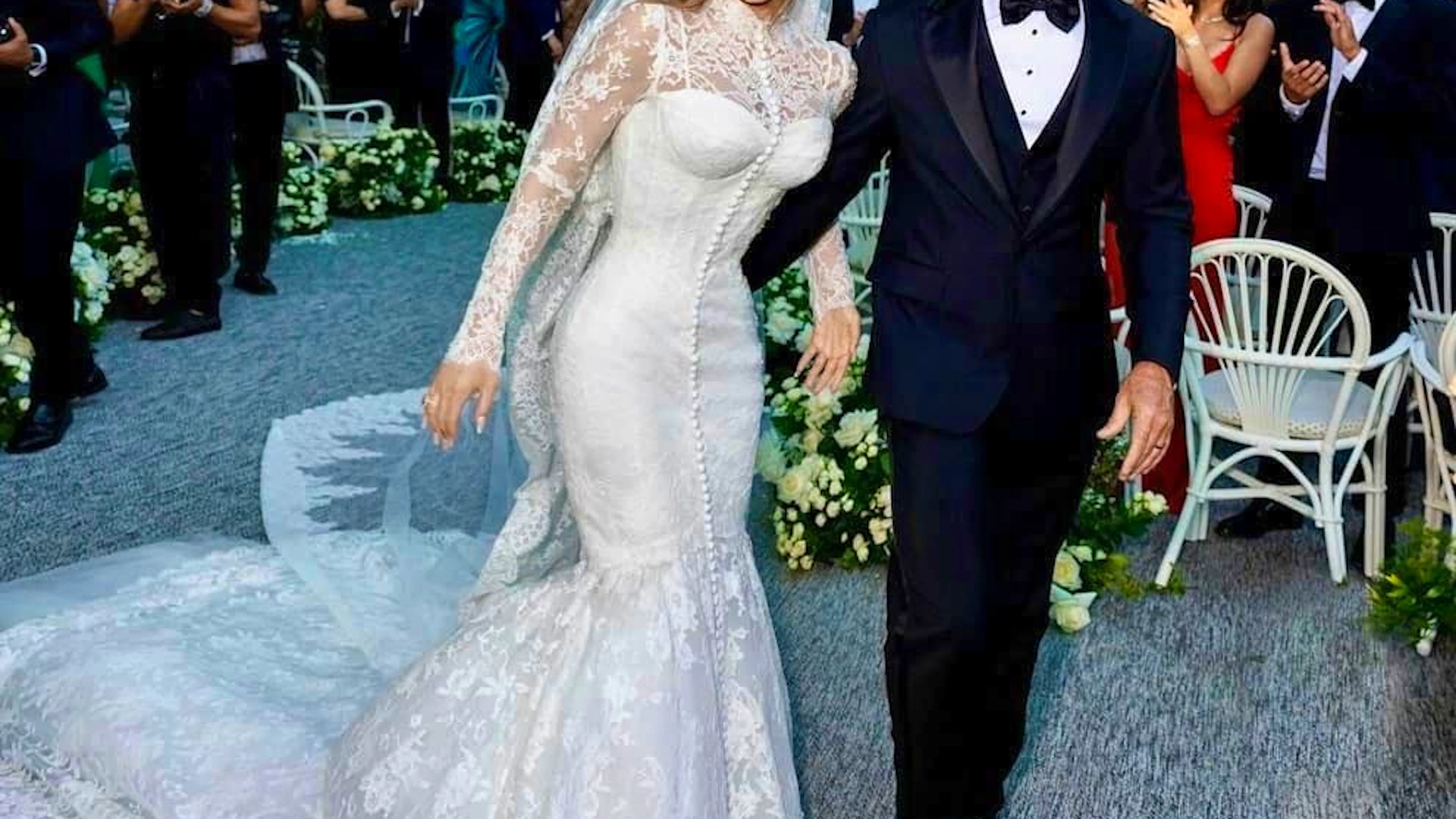 The wedding was officially announced on Friday evening with this picture.