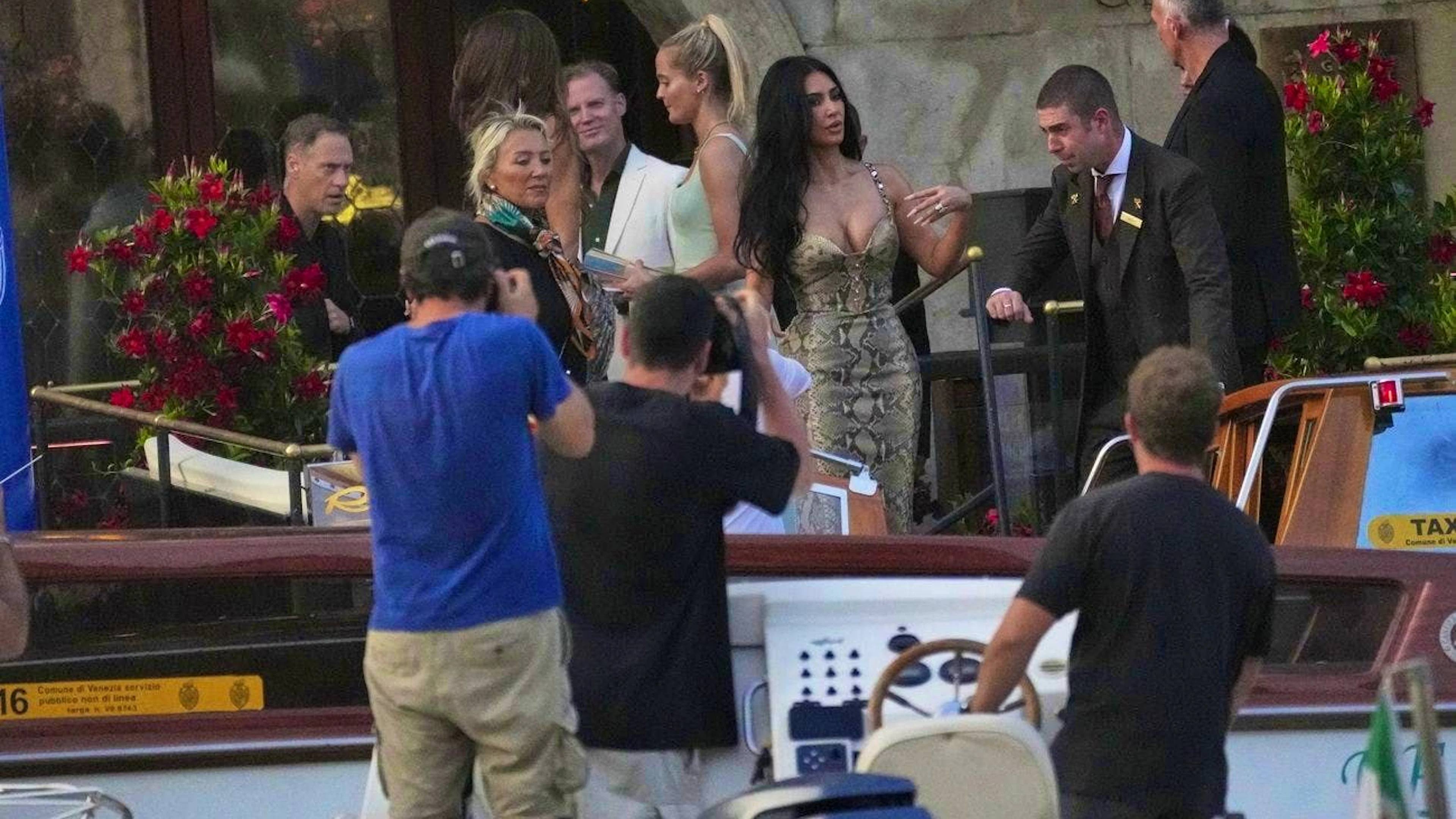 Des photographes immortalisent l'arrivée des Kardashian sur le bateau.