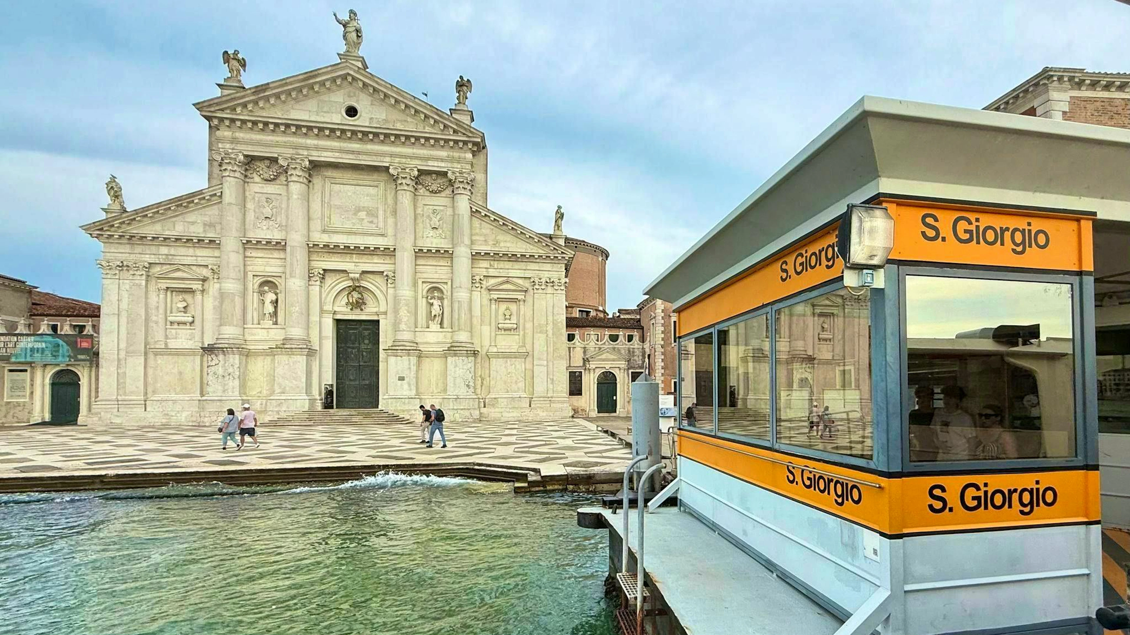 Bezos et Sánchez se diront "oui" vendredi sur l'île de San Gregorio Maggiore : Cette petite île d'une dizaine d'hectares se trouve dans la lagune de Venise et abrite un monastère bénédictin, une église ainsi que le Teatro Verde, dans lequel aura lieu la cérémonie.
