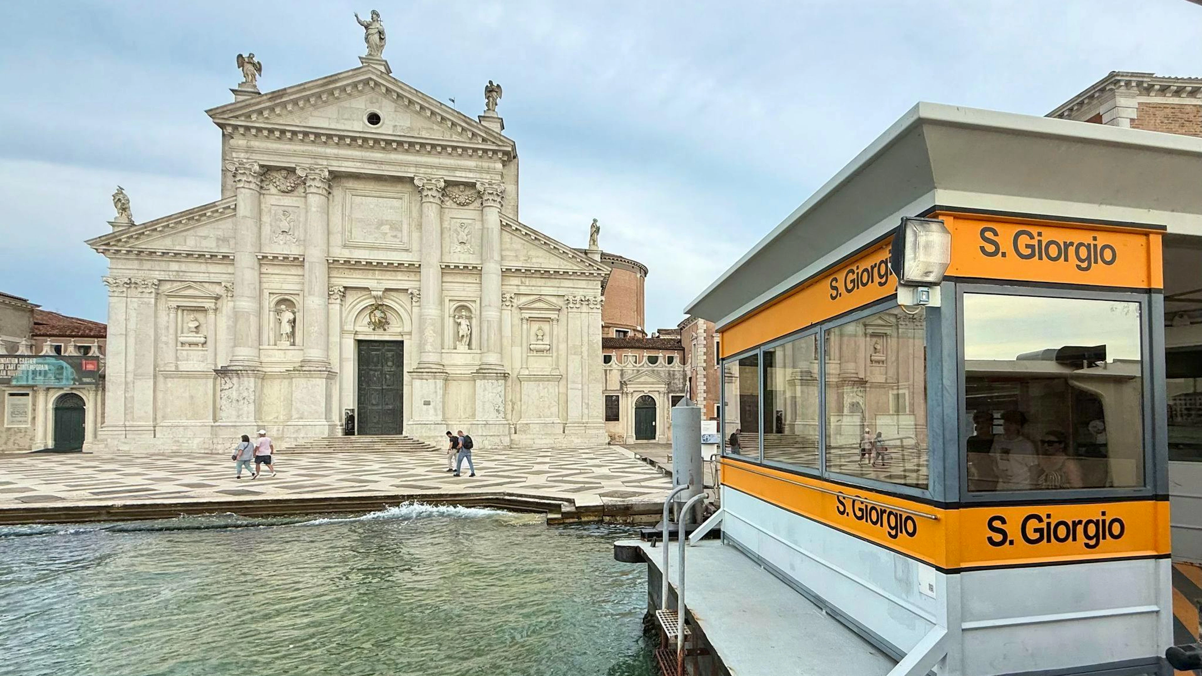 Das Jawort werden Bezos und Sánchez sich am Freitag auf der Insel San Gregorio Maggiore geben: Die etwa zehn Hektar kleine Insel liegt in der Lagune von Venedig und beherbergt ein Benediktinerkloster, eine Kirche sowie das Teatro Verde, in dem die Zeremonie stattfinden wird.