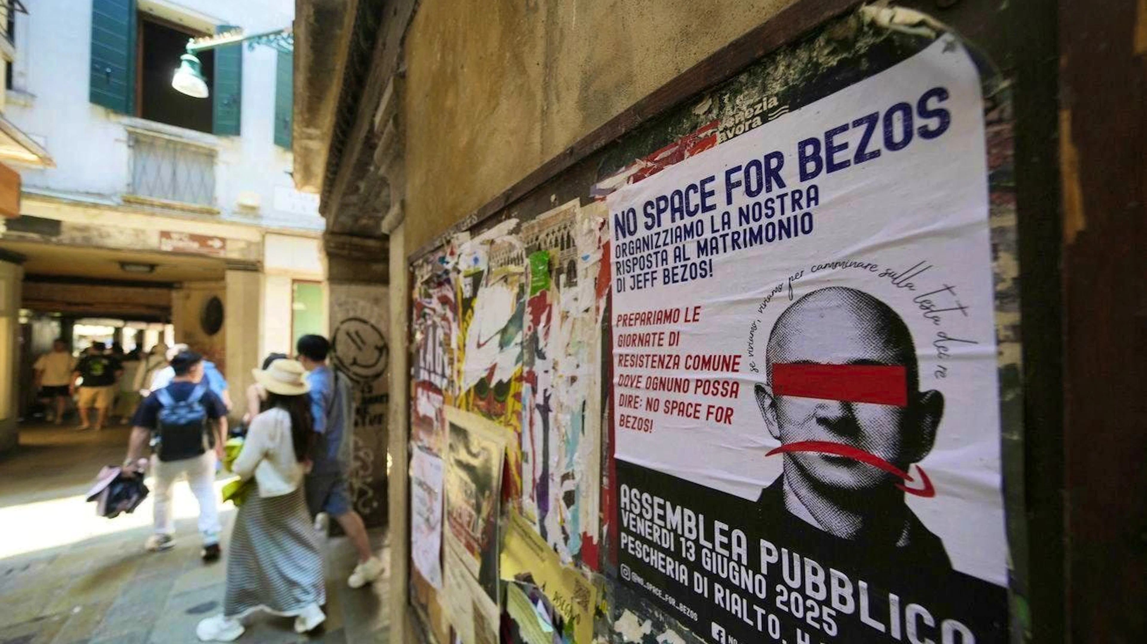 Certains habitants* de Venise ont critiqué au préalable le mariage XXL de Bezos avec des affiches comme celle-ci.