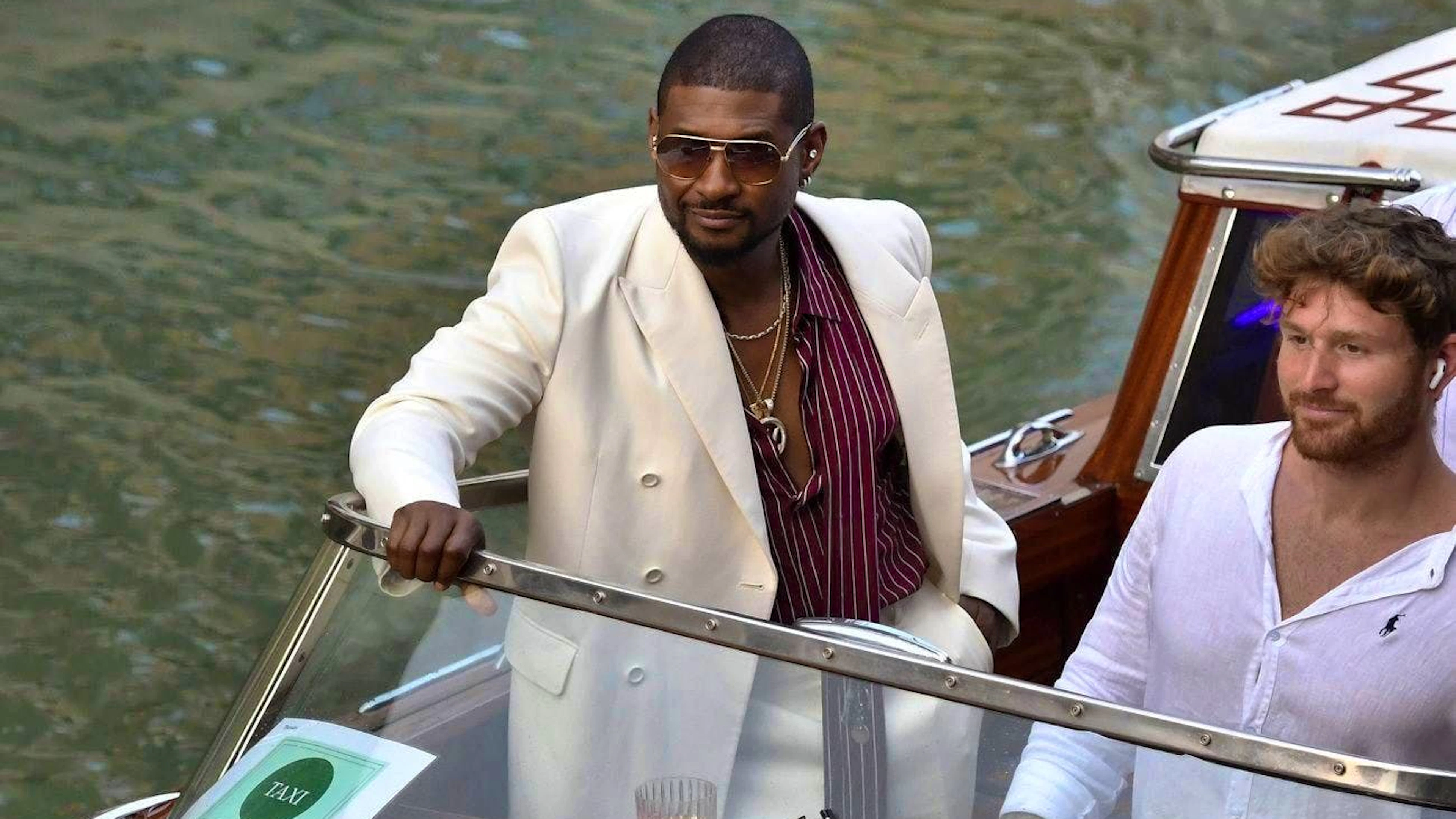 Le chanteur et acteur américain Usher a lui aussi labouré les canaux de Venise jeudi, en route pour le mariage Bezos-Sánchez.
