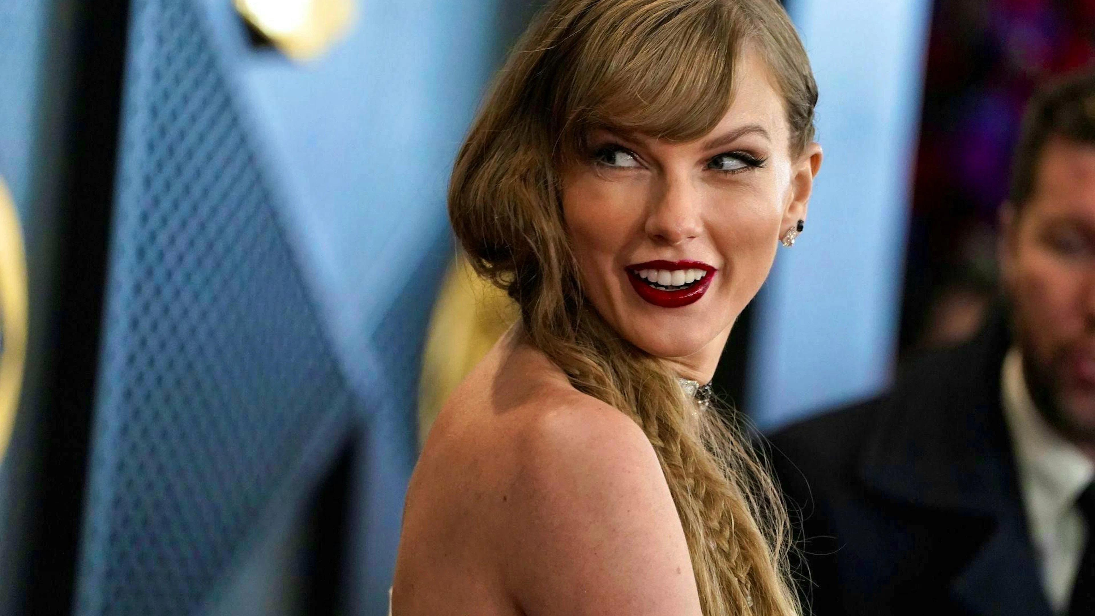 Taylor Swift ama i gatti più di ogni altra cosa e adora costruire palle per adornare l'albero di natale.