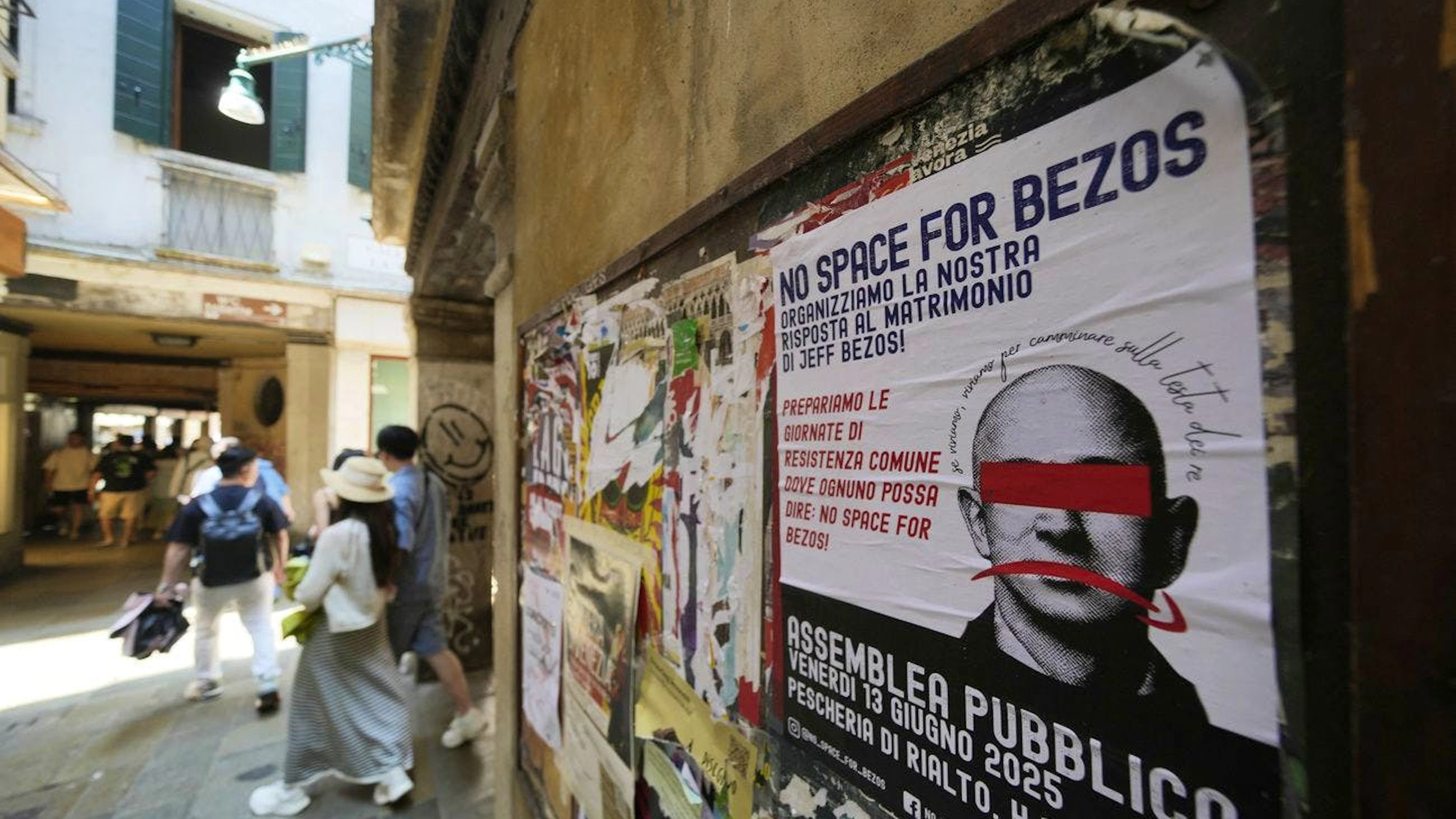 Einige Bewohner*innen von Venedig kritisierten die XXL-Hochzeit von Bezos im Vorfeld mit Plakaten wie diesem.&nbsp;