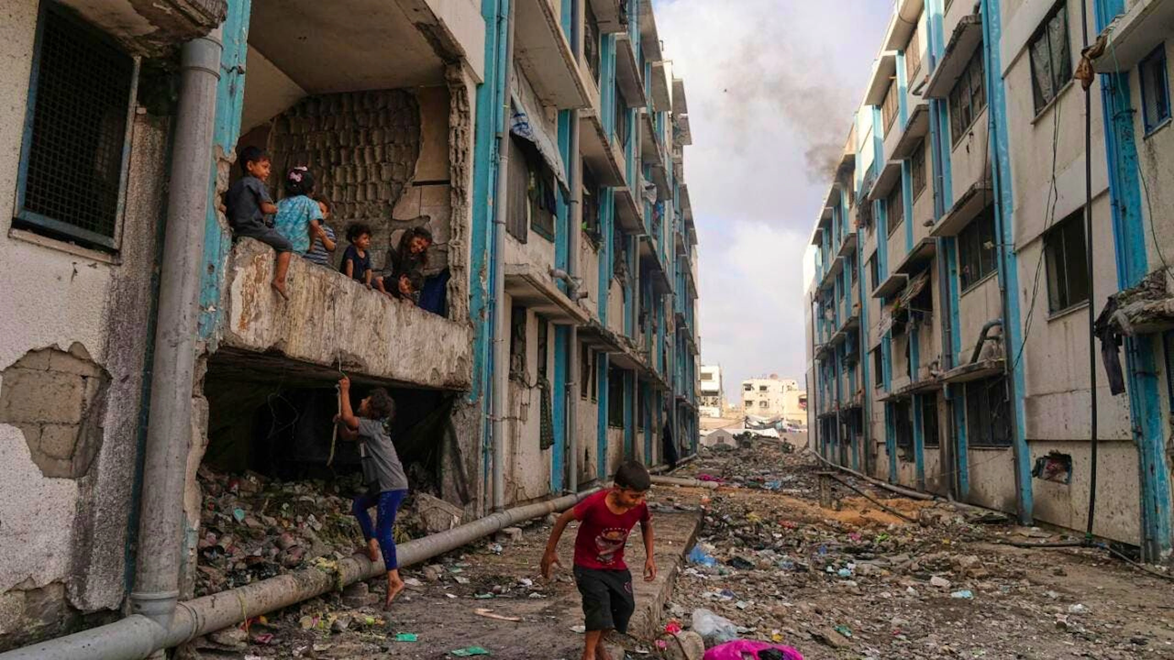 ARCHIV - Vertriebene Palästinenser leben in einer Schule des UNRWA in Gaza-Stadt. Foto: Jehad Alshrafi/AP/dpa