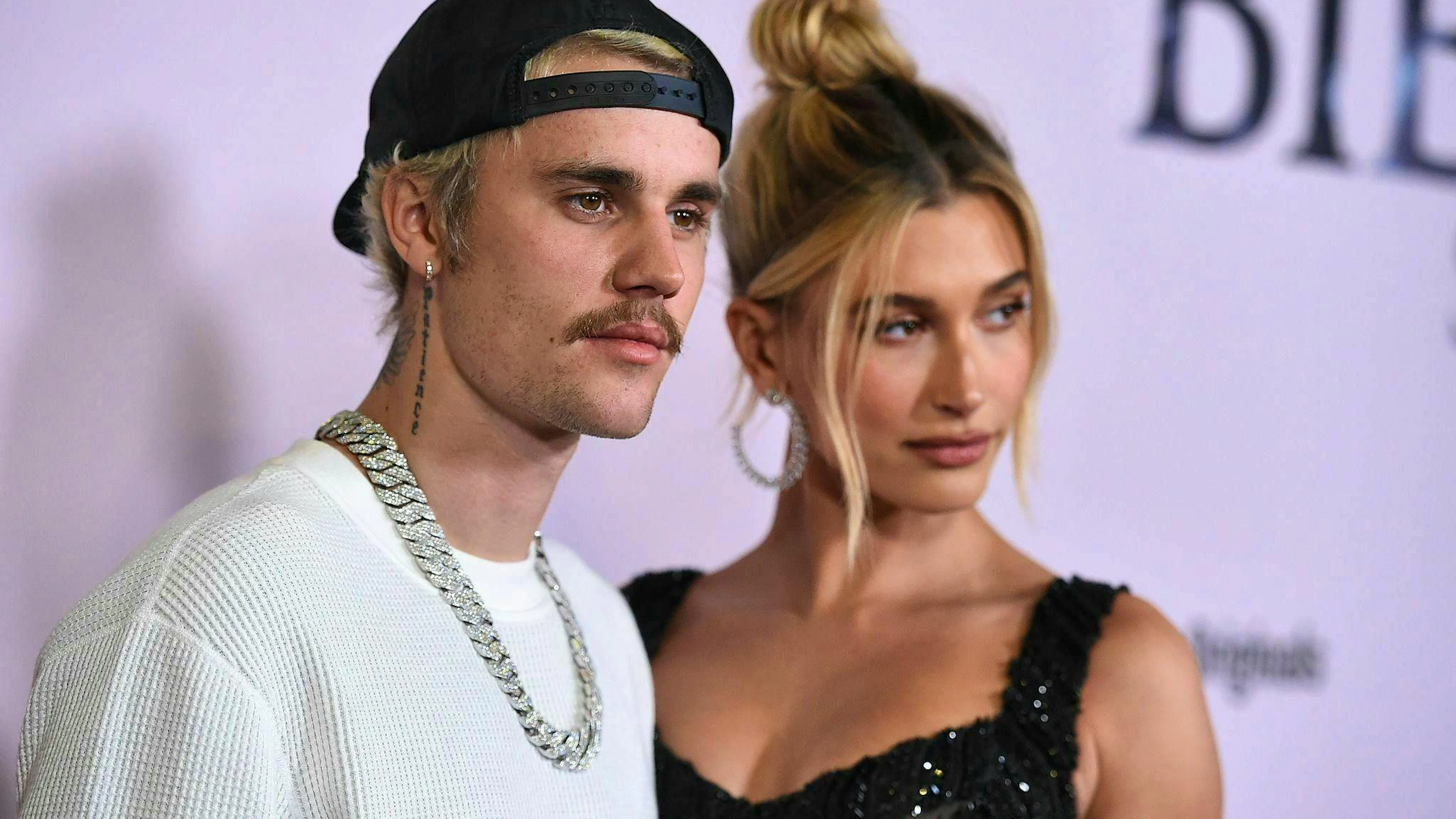 L'hobby di Justin Bieber è risolvere i cubi di Rubik e può farlo in poco più di un minuto, come ha dimostrato in diretta a «Wetten, dass...?» nel 2011.