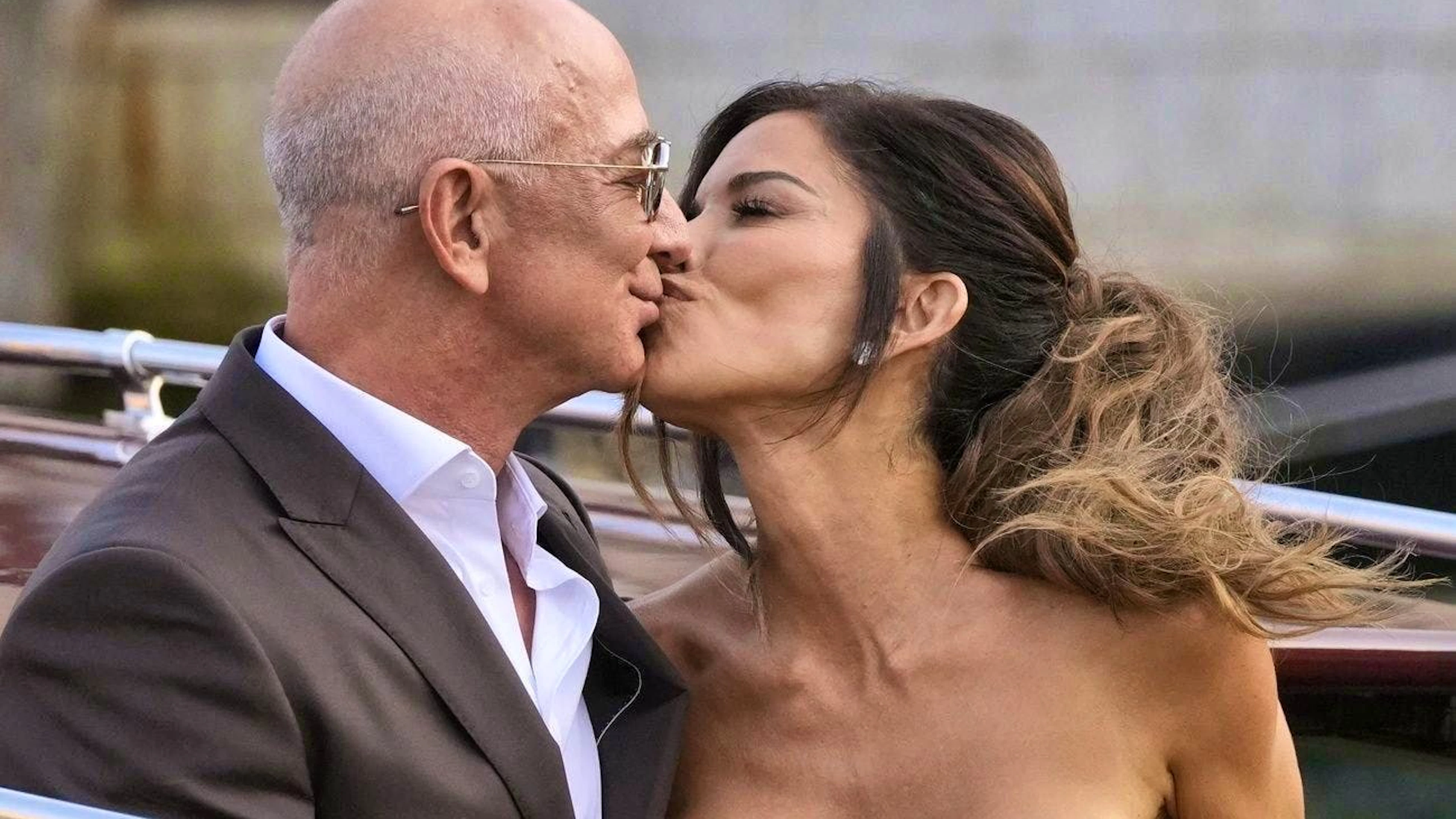 Un baiser dans un bateau-taxi : Jeff Bezos et Lauren Sánchez.