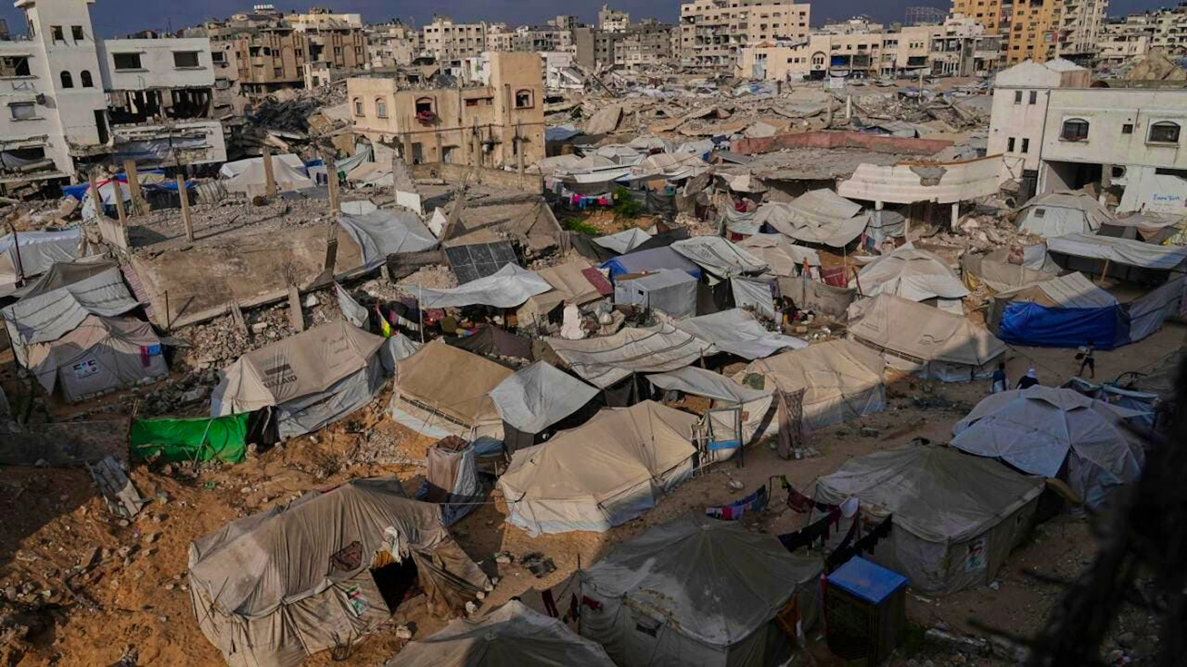 Vertriebene Palästinenser leben in einem Zeltlager in Gaza-Stadt. Foto: Jehad Alshrafi/AP/dpa/Symbolbild