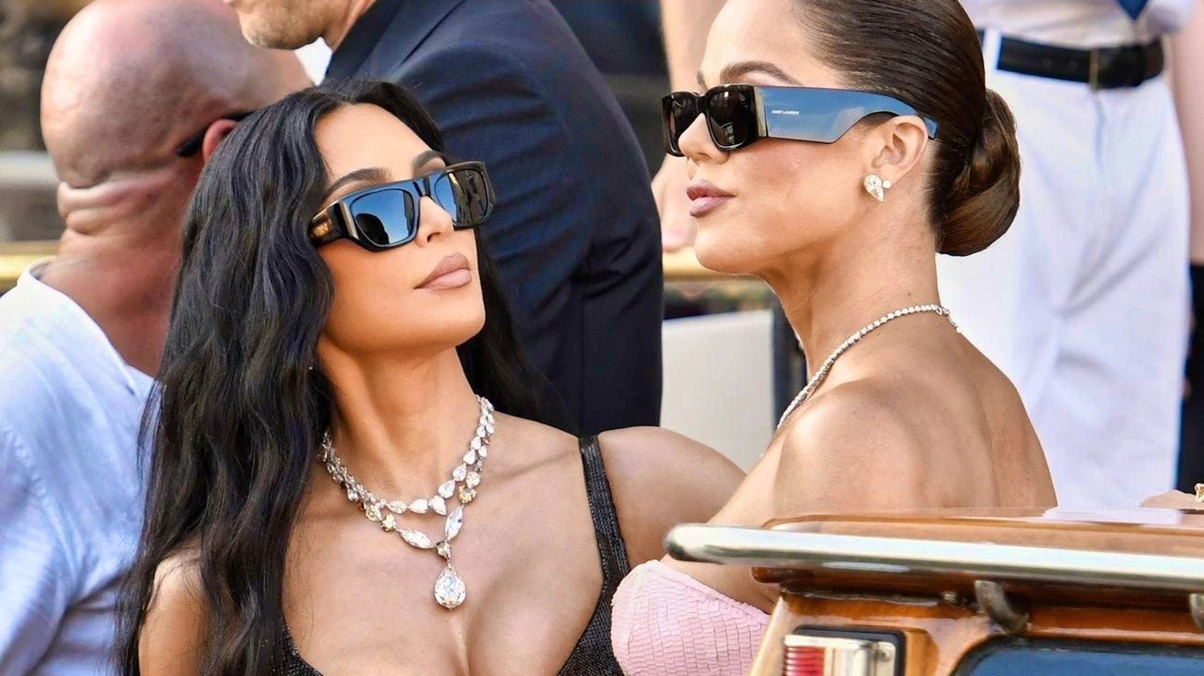 Le clan Kardashian était également présent. Kim Kardashian et Khloé Kardashian, ...