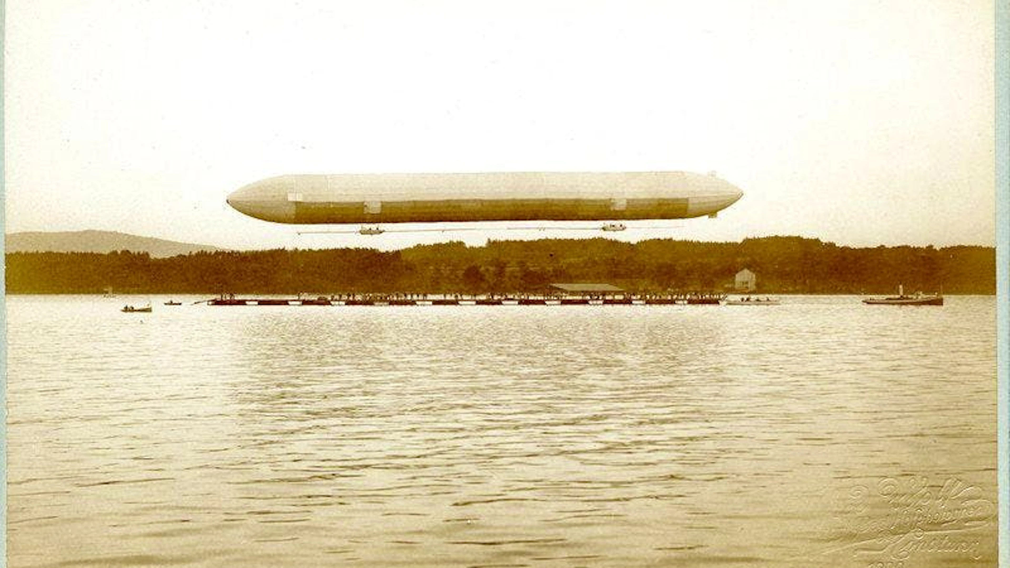 Die Ausfahrt des Luftschiffes «LZ 1» aus der Schwimmhalle zum Erstaufstieg am 2. Juli 1900 in der Manzeller Bucht am Bodensee.&nbsp;