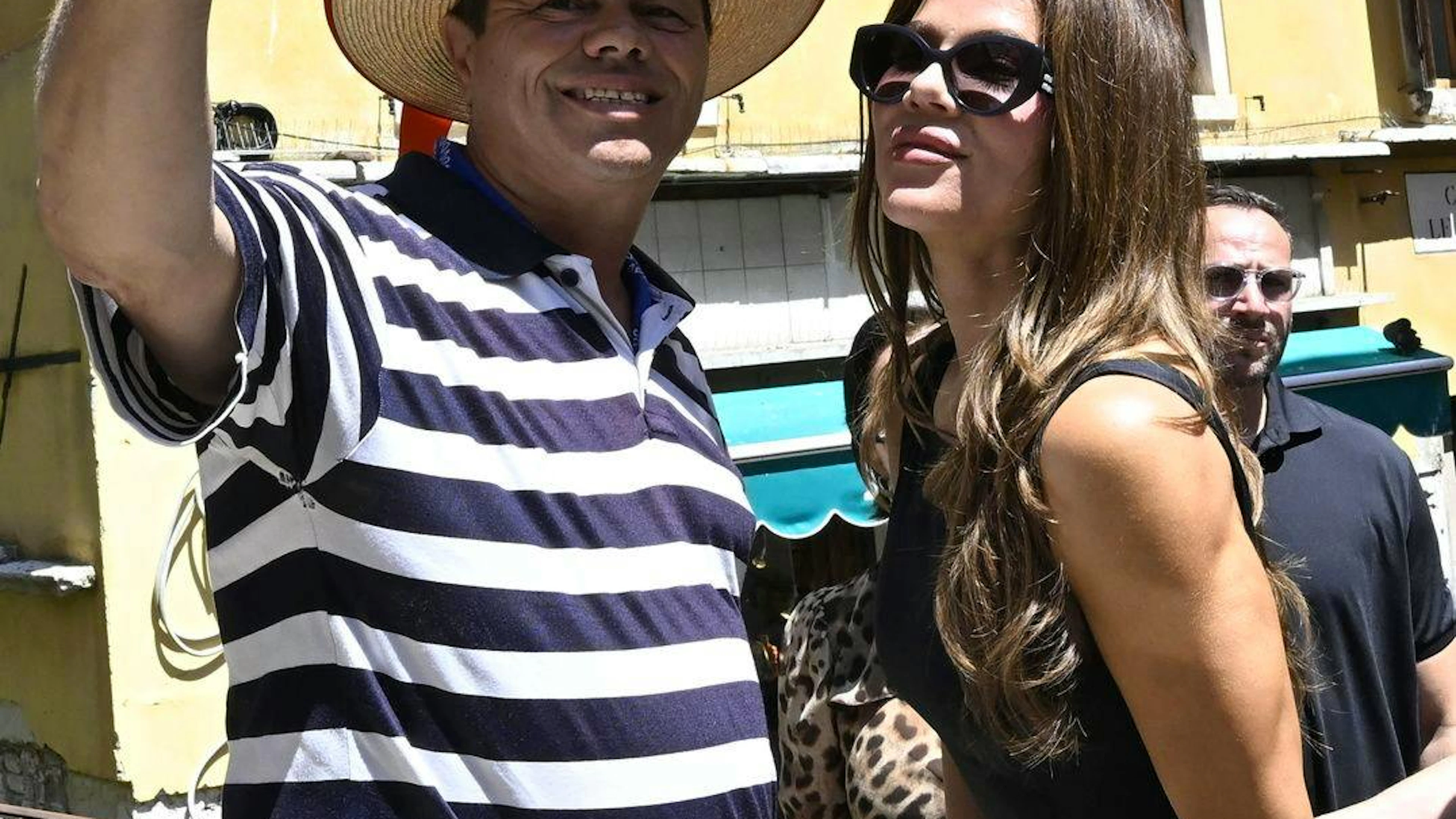 Khloé Kardashian posiert mit einem Gondoliere für ein Selfie.
