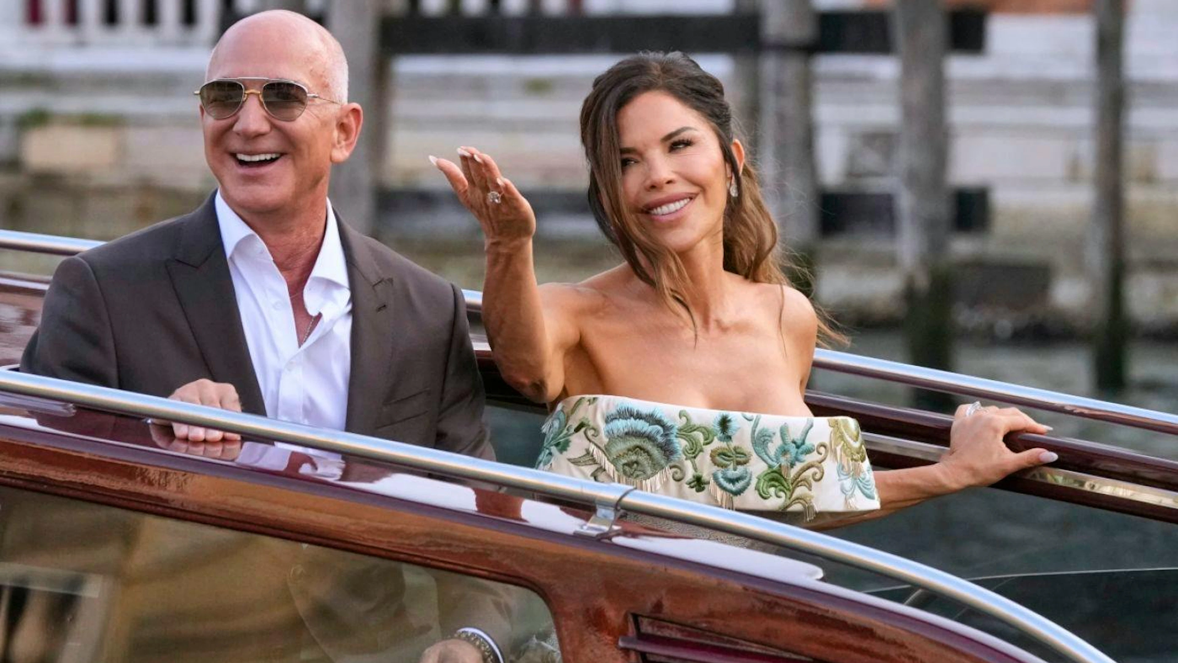 Jeff Bezos und Lauren Sánchez haben geheiratet! Hier verlassen sie ihr Hotel auf dem Weg zu ihrem Hochzeitsempfang.
