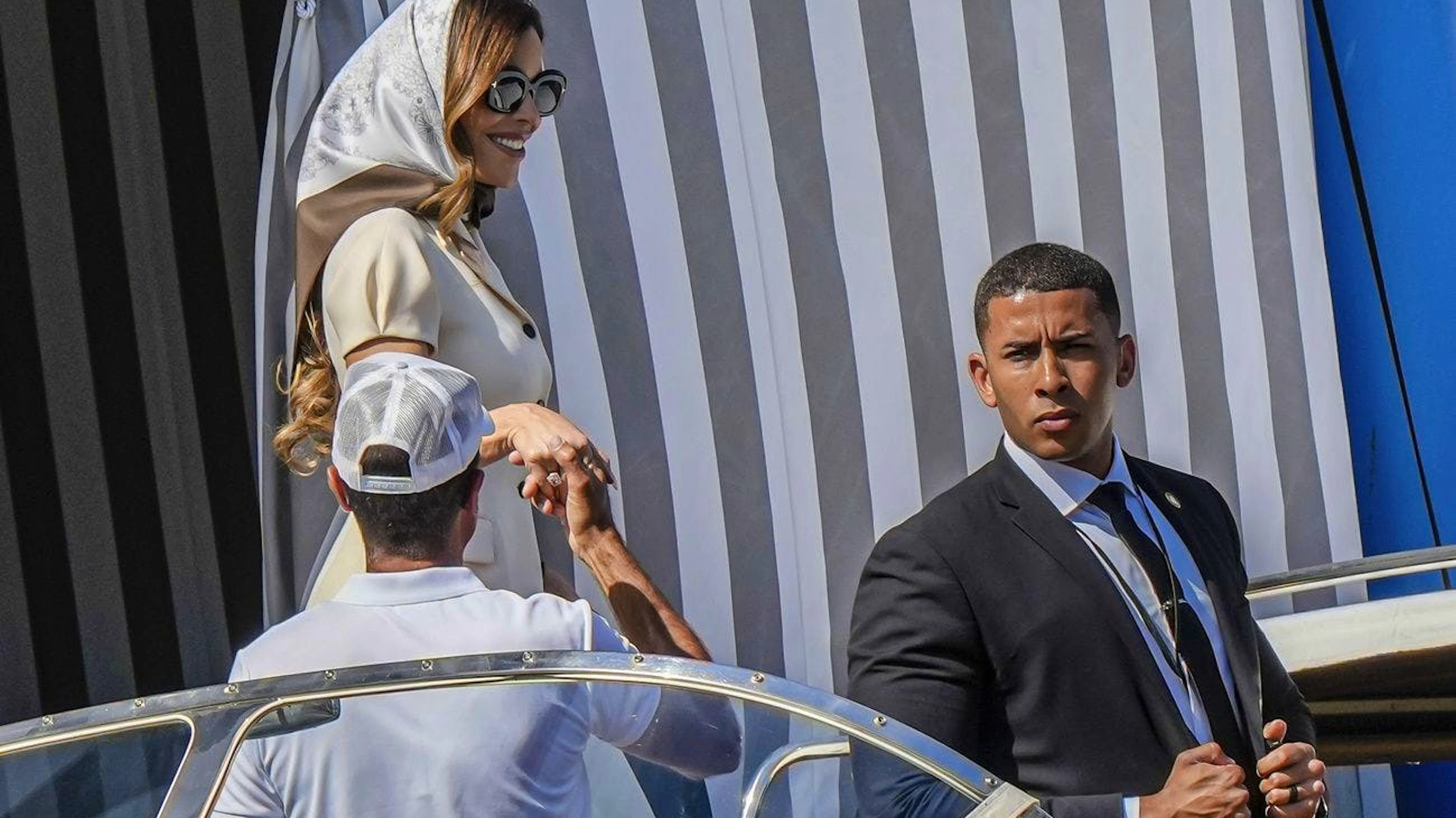 Lauren Sánchez verlässt das Hotel.