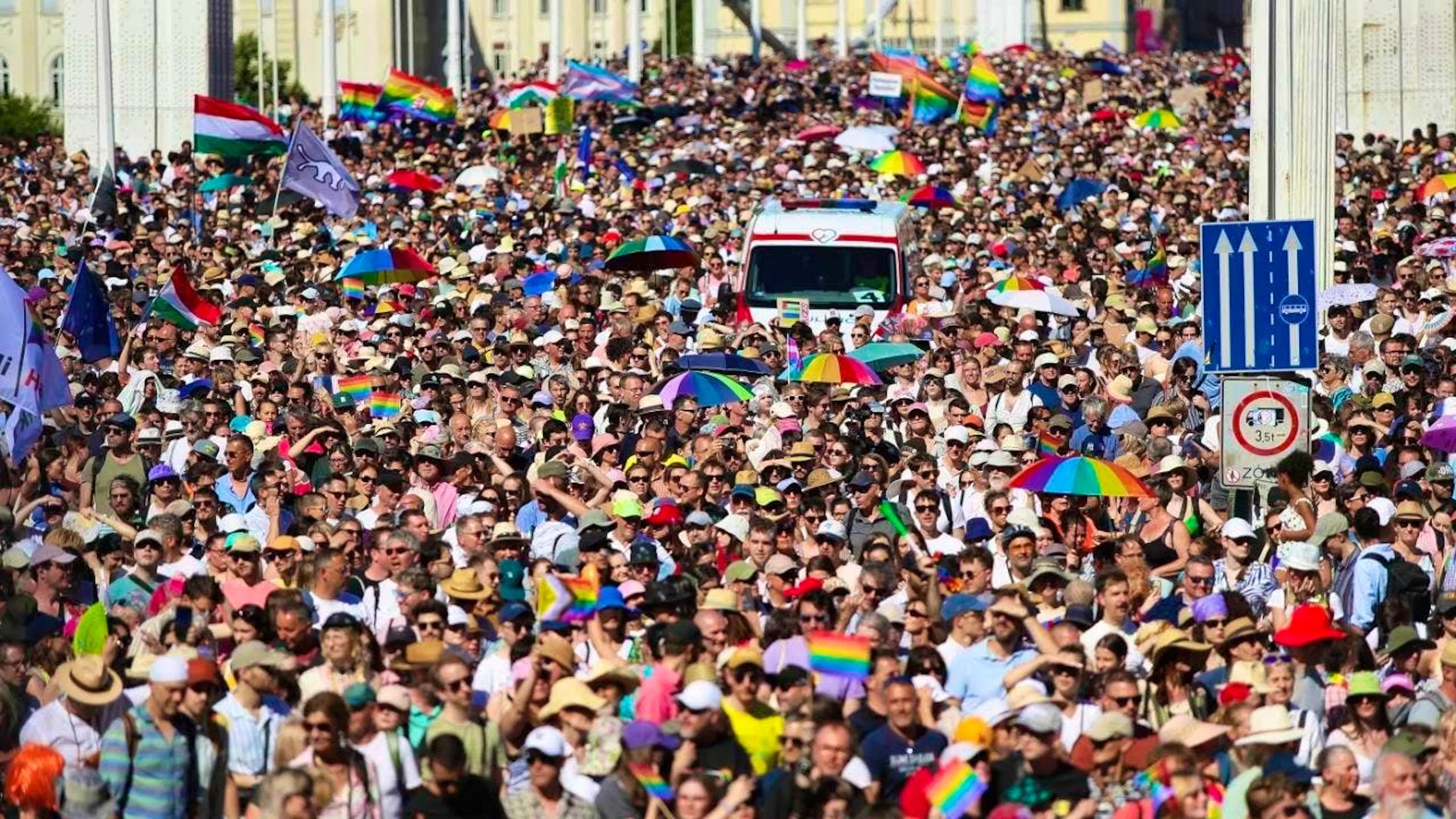 People in unprecedented numbers defy Orban's Pride ban