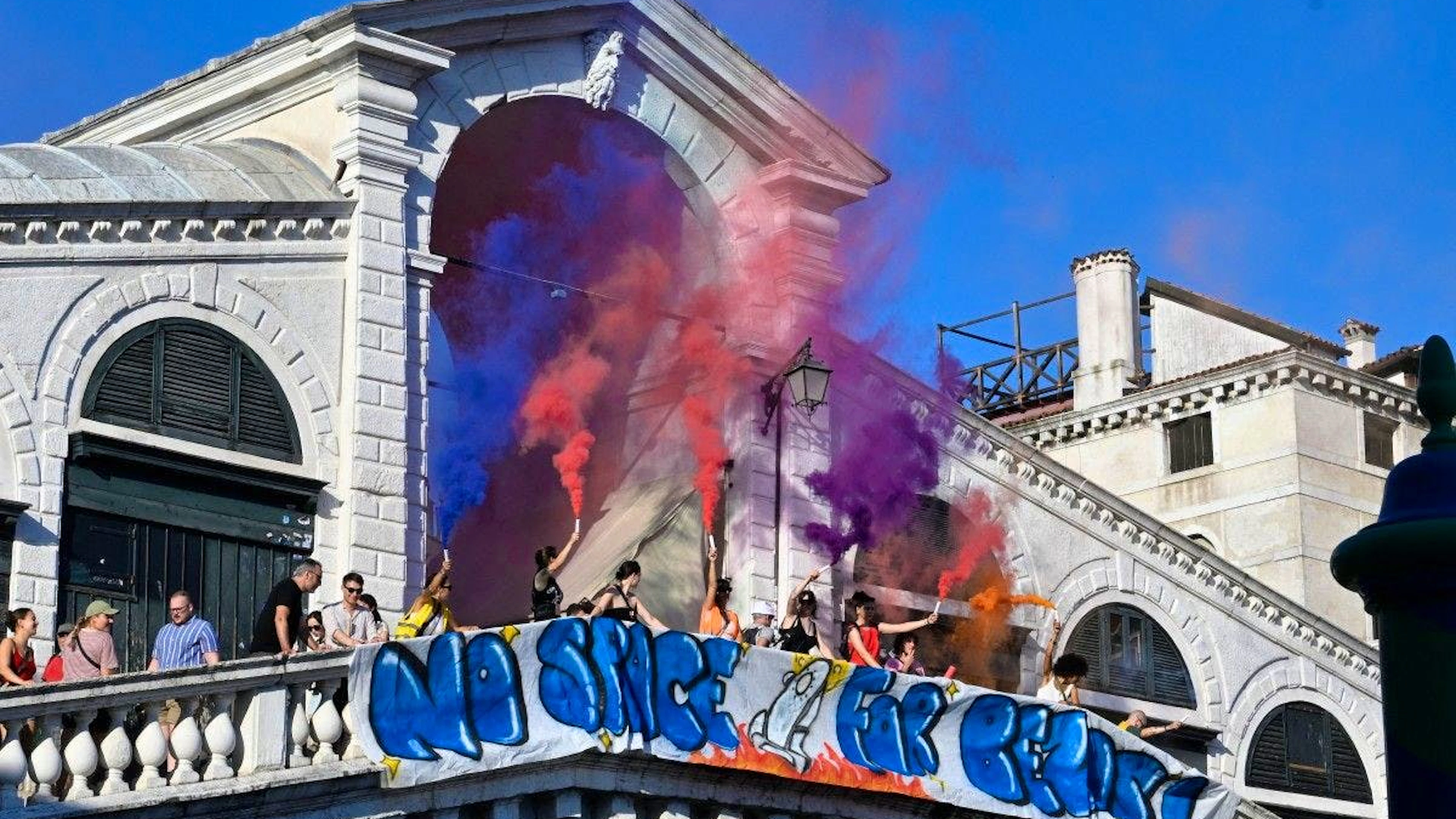 Des manifestants accrochent une banderole «No Space for Bezos» (Pas de place pour Bezos) sur le pont du Rialto lors d’une protestation, le 28 juin 2025, au lendemain du mariage de Jeff Bezos et Lauren Sanchez à Venise.
