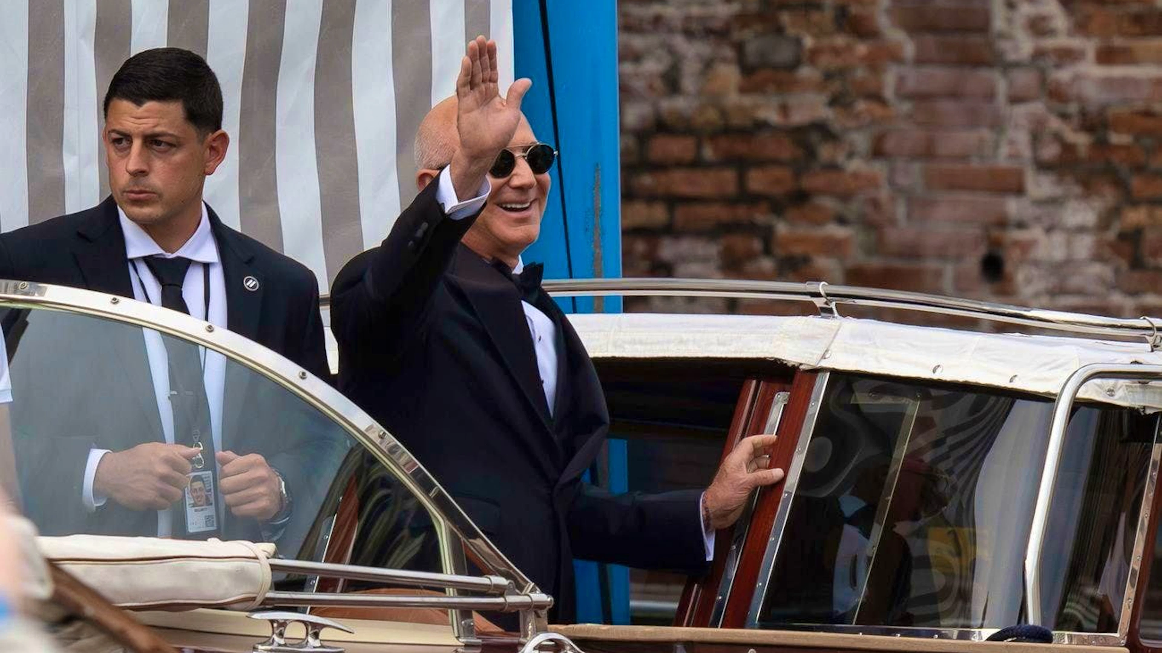 Jeff Bezos, le marié, profite de l'attention.