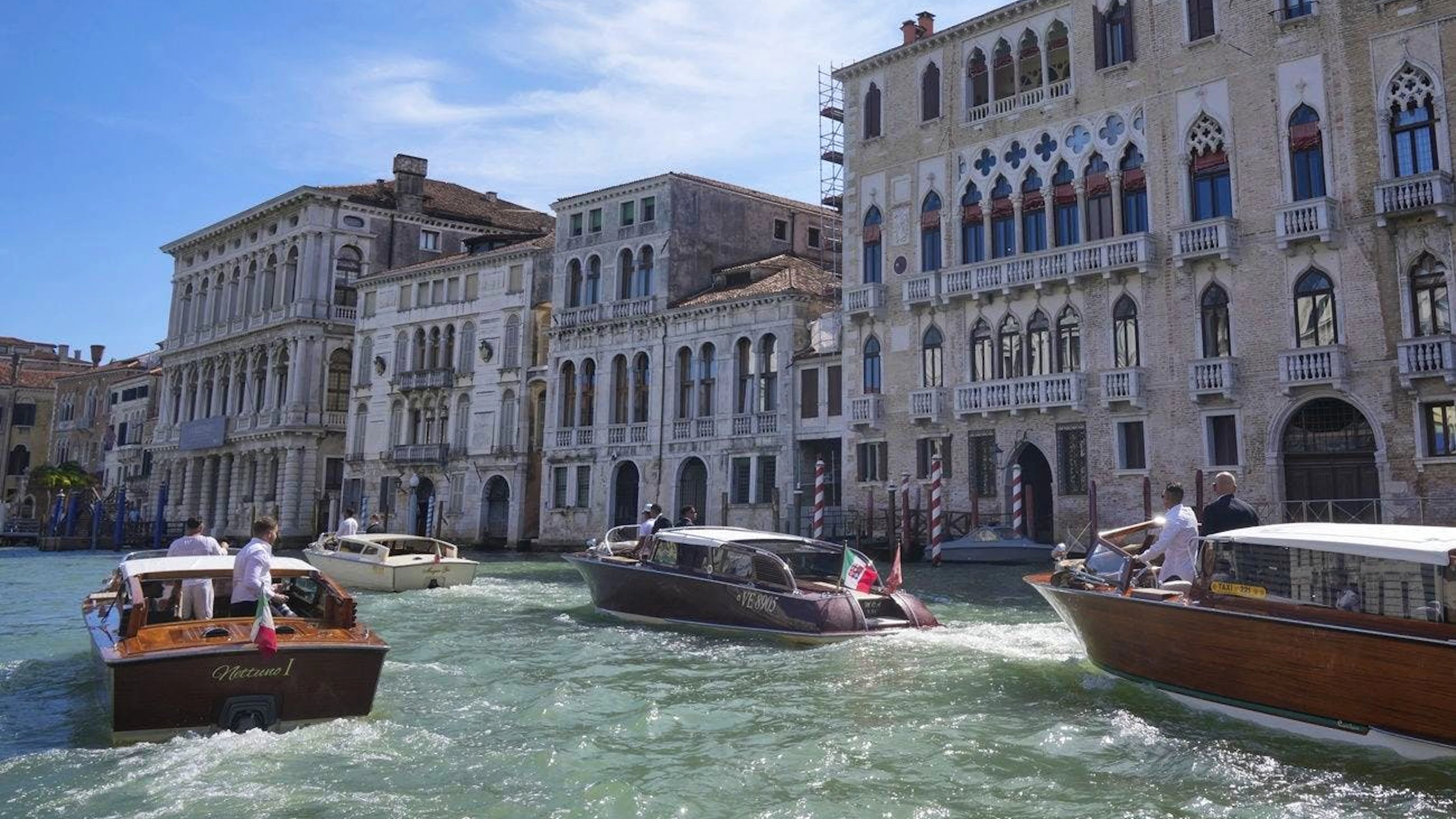 Die Hochzeitslocation liegt direkt gegenüber vom Markusplatz. Erreichbar mit einem Wassertaxi.