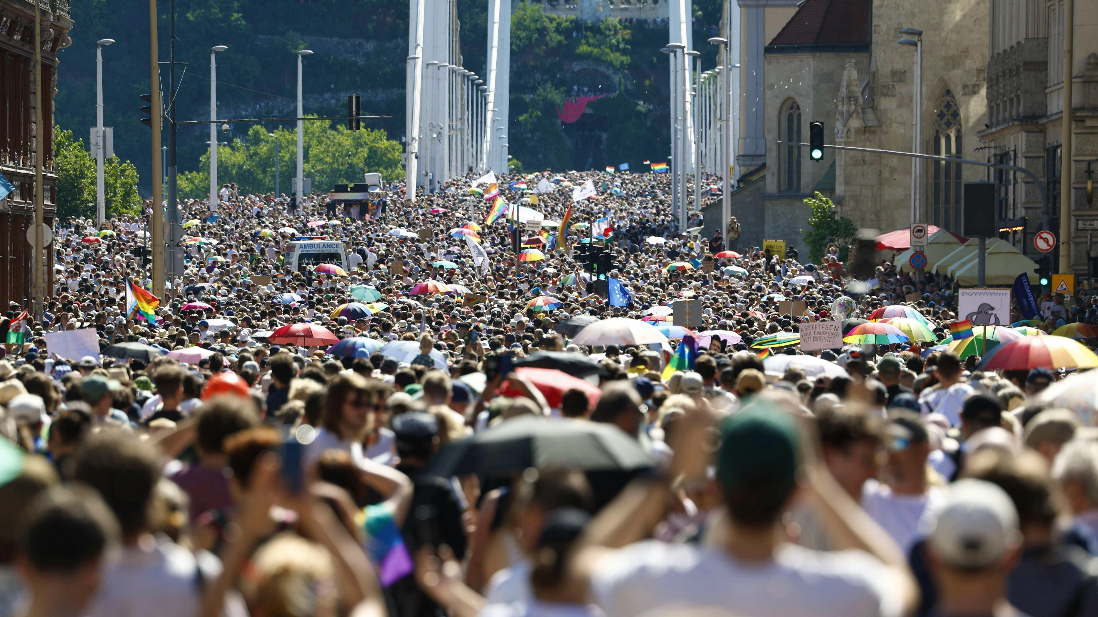 Tausende Menschen haben sich in Budapest einer polizeilich verbotenen Pride-Parade angeschlossen.