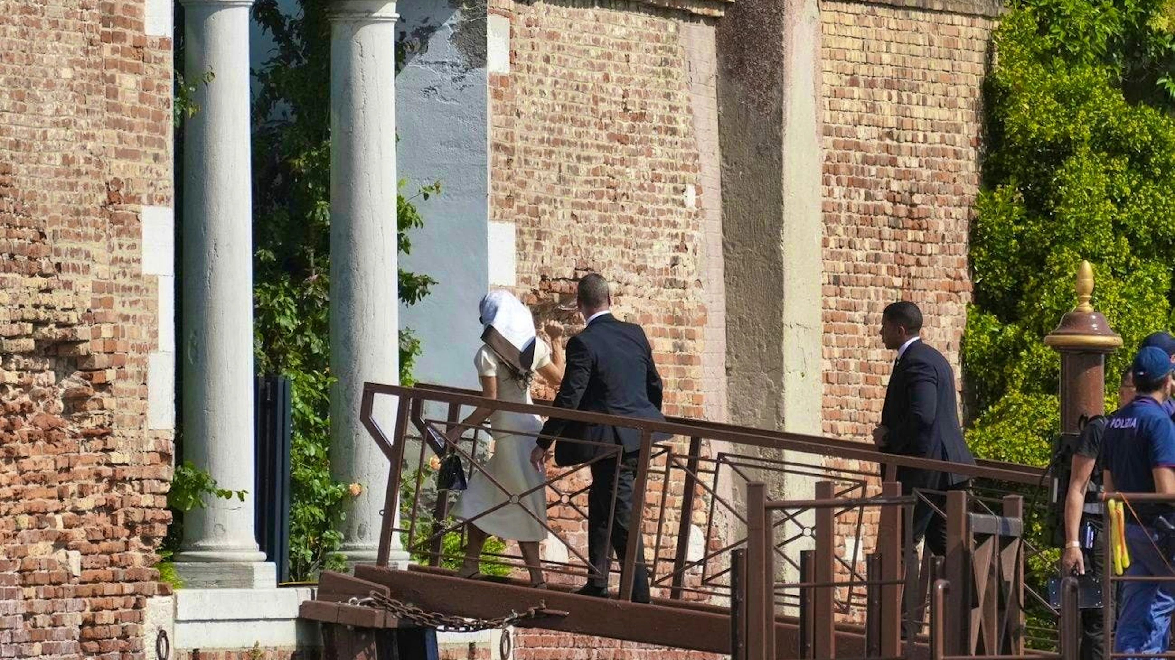 Lauren Sánchez arrives on the island of San Giorgio.