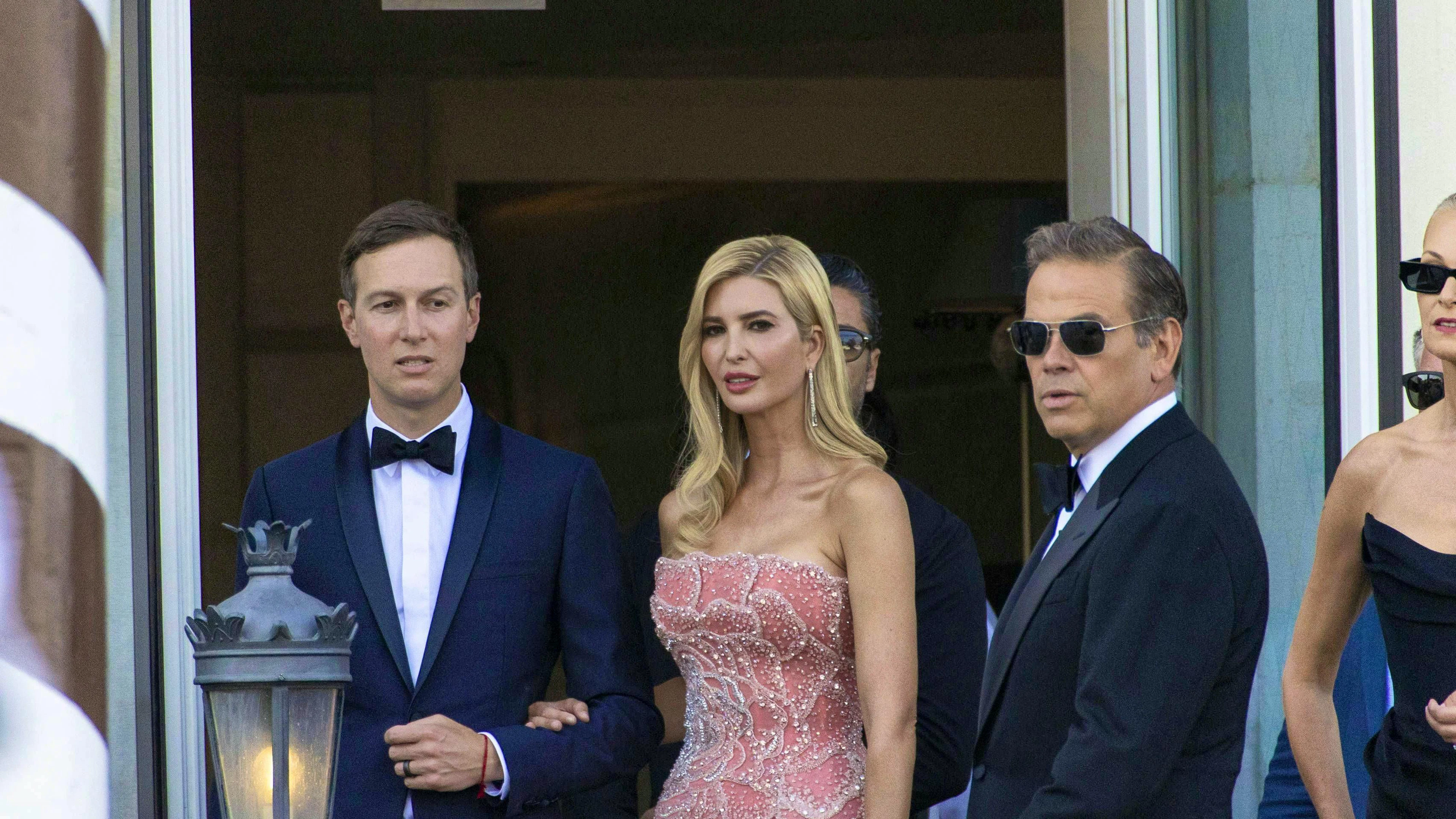 Parmi les invités figuraient, entre autres: la fille de Trump, Ivanka, et son mari Jared Kushner...