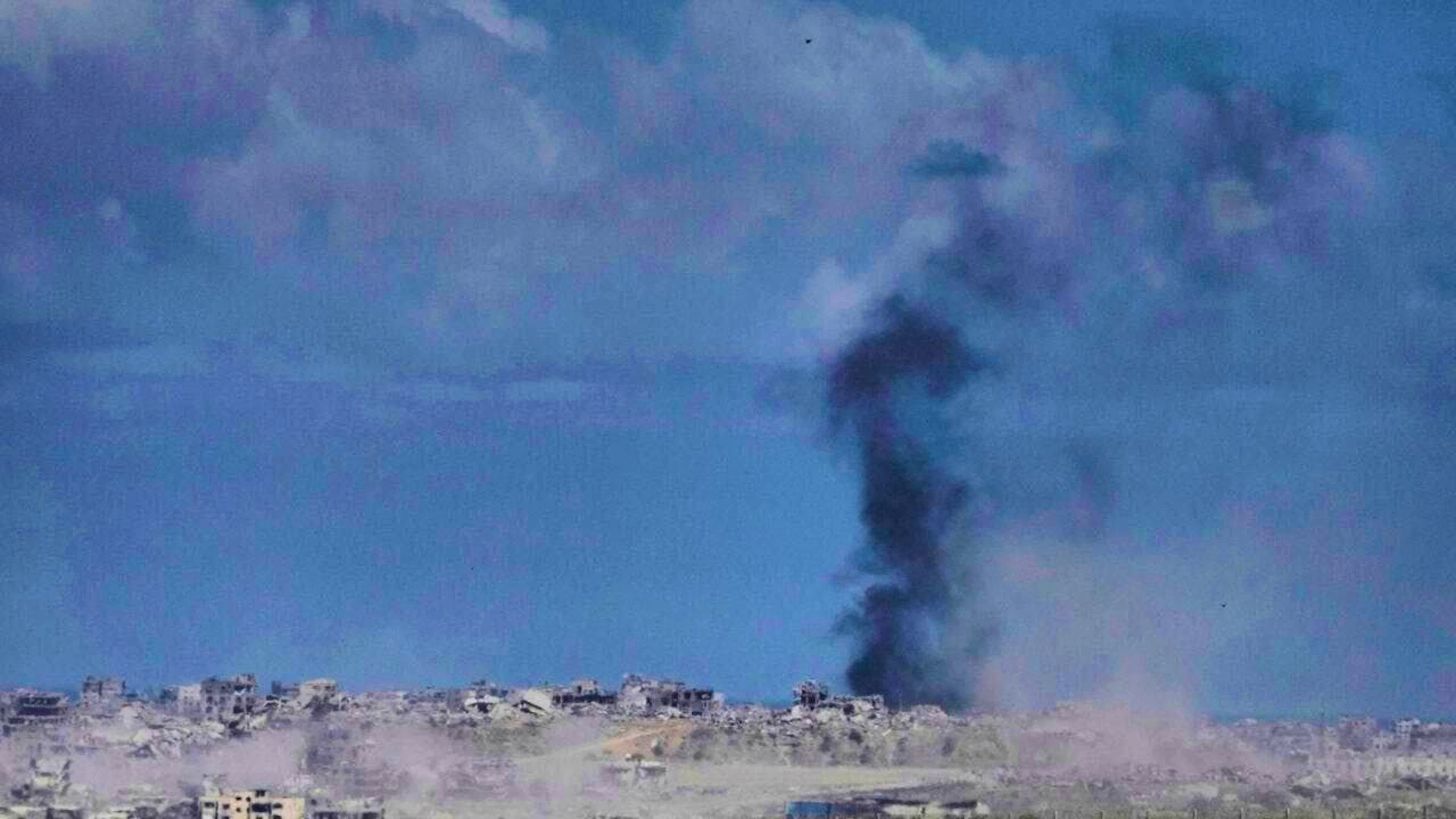 ARCHIVE - Smoke from Israeli attacks can be seen over buildings in the northern Gaza Strip. Photo: Maya Alleruzzo/AP/dpa/Archive image