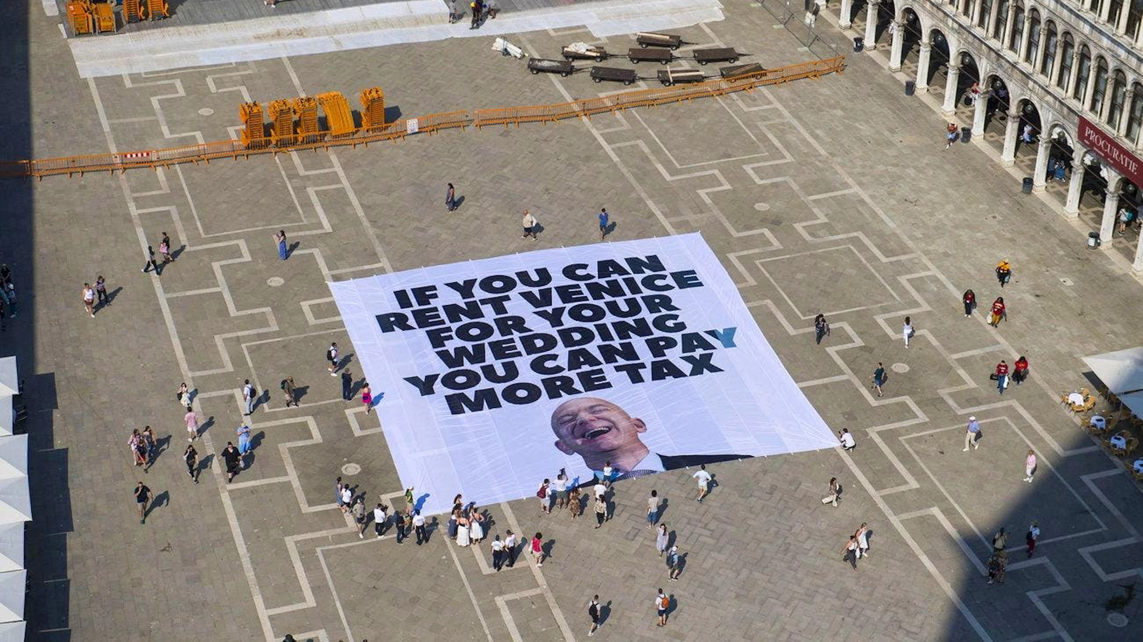 «Wenn du Venedig für deine Hochzeit mieten kannst, kannst du mehr Steuern zahlen.» Auch solche Banner sind in Venedig zu sehen.