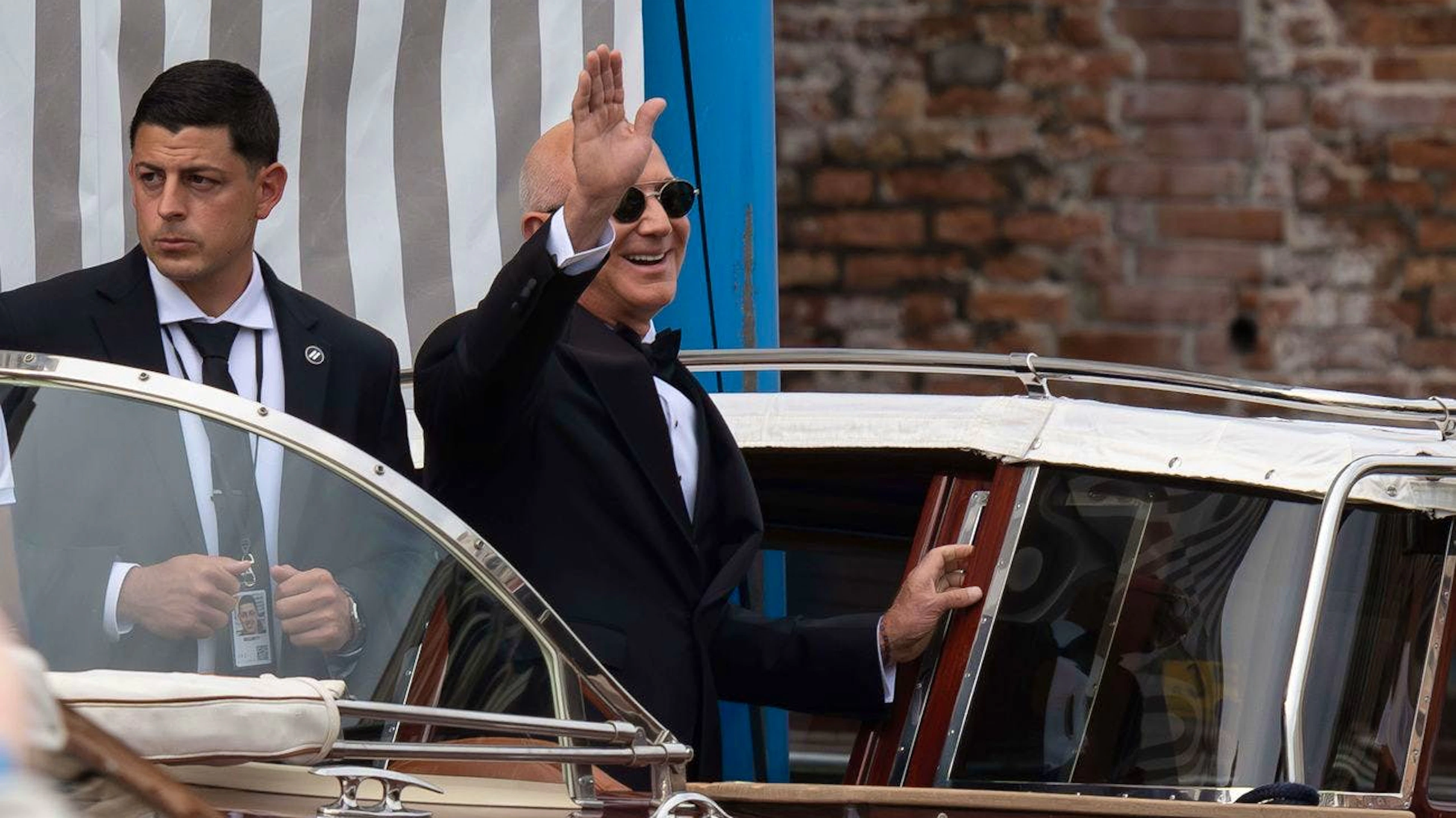 Bräutigam Jeff Bezos geniesst die Aufmerksamkeit.
