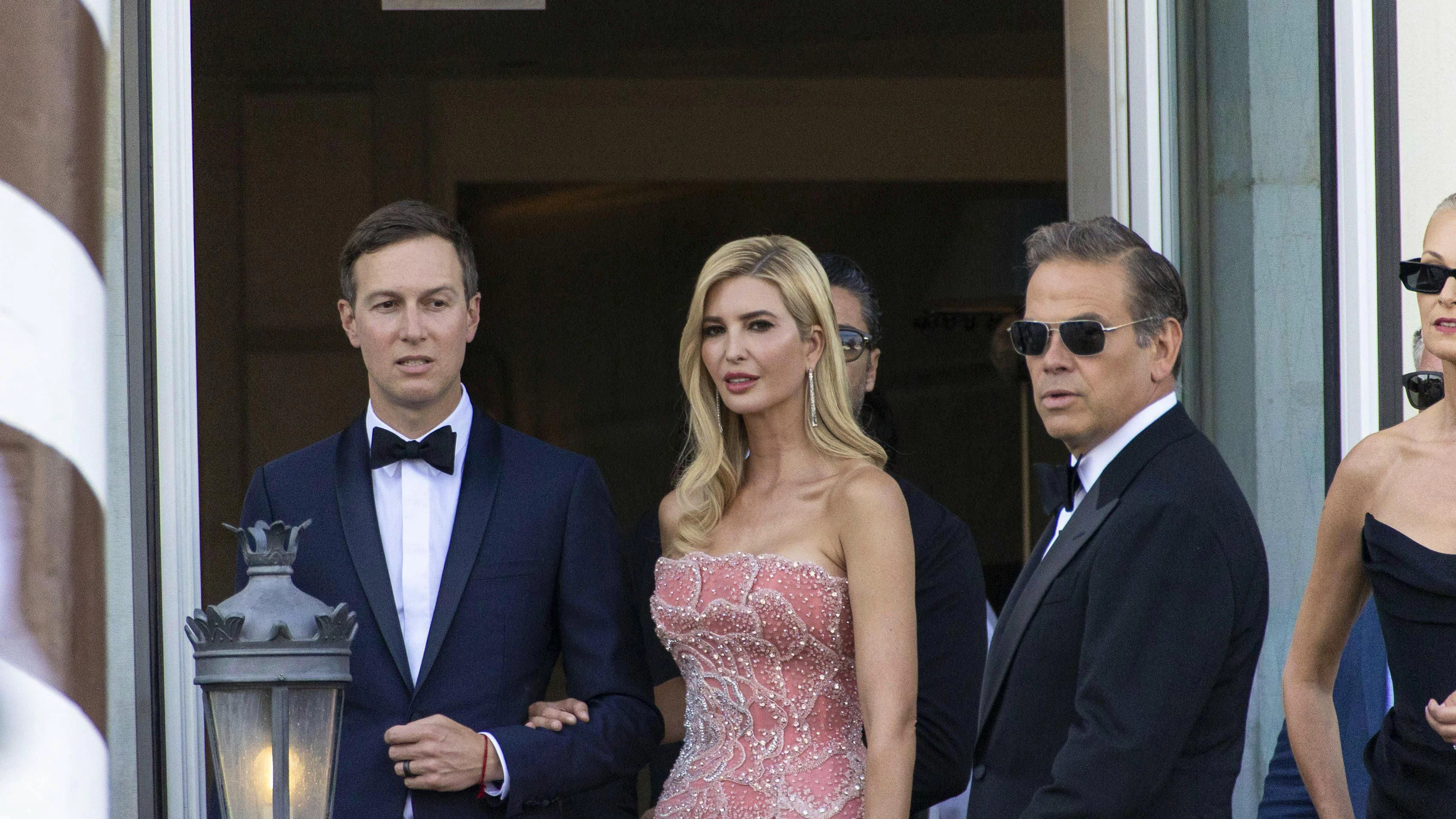 Zur Hochzeit eingeladen waren unter anderem Trump Tochter Ivanka mit Ehemann Jared Kushner, ...