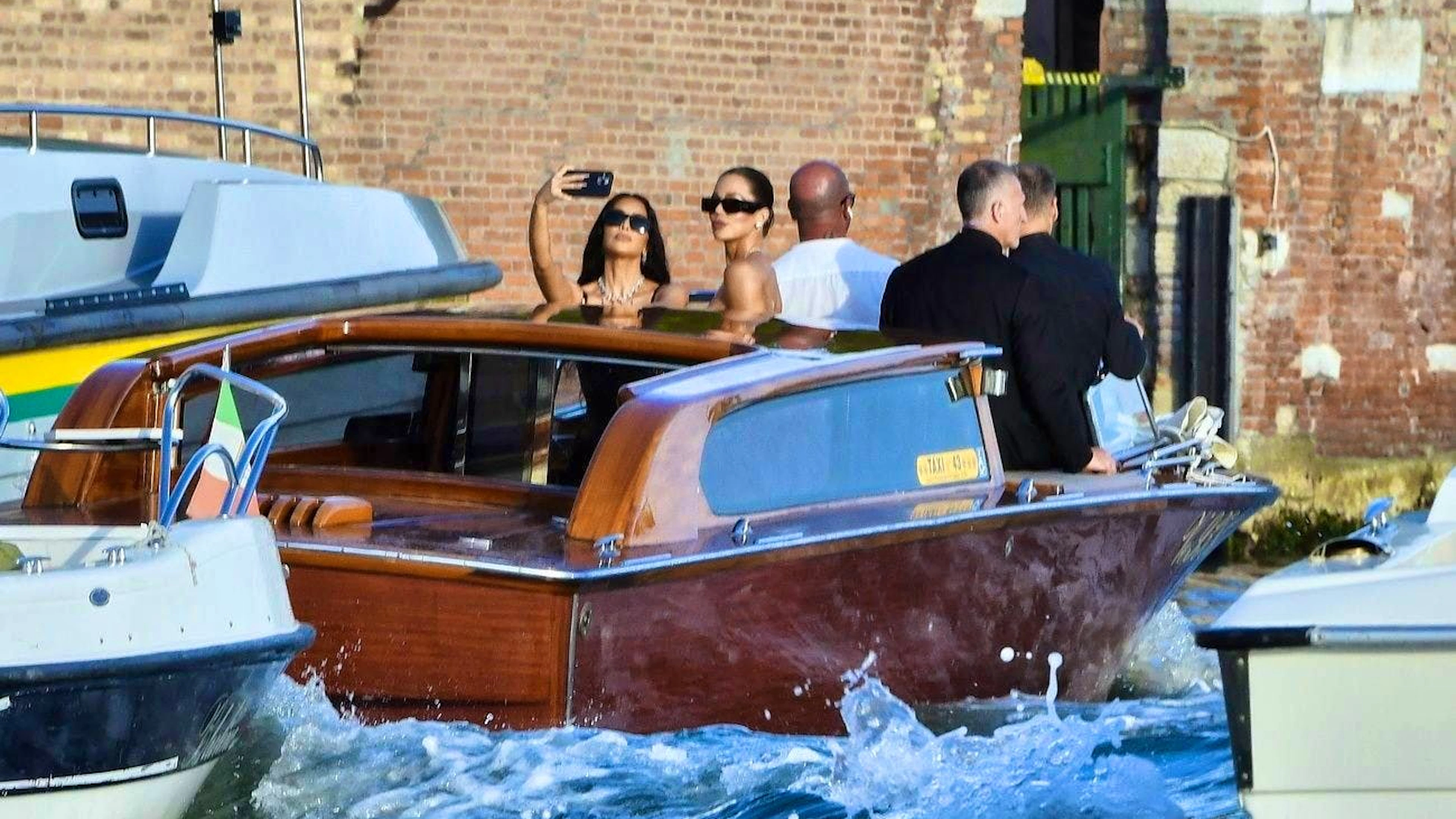 Le mariage ne manquera pas de contenu. Kim Kardashian (g.) et Khloé Kardashian sur un bateau-taxi.
